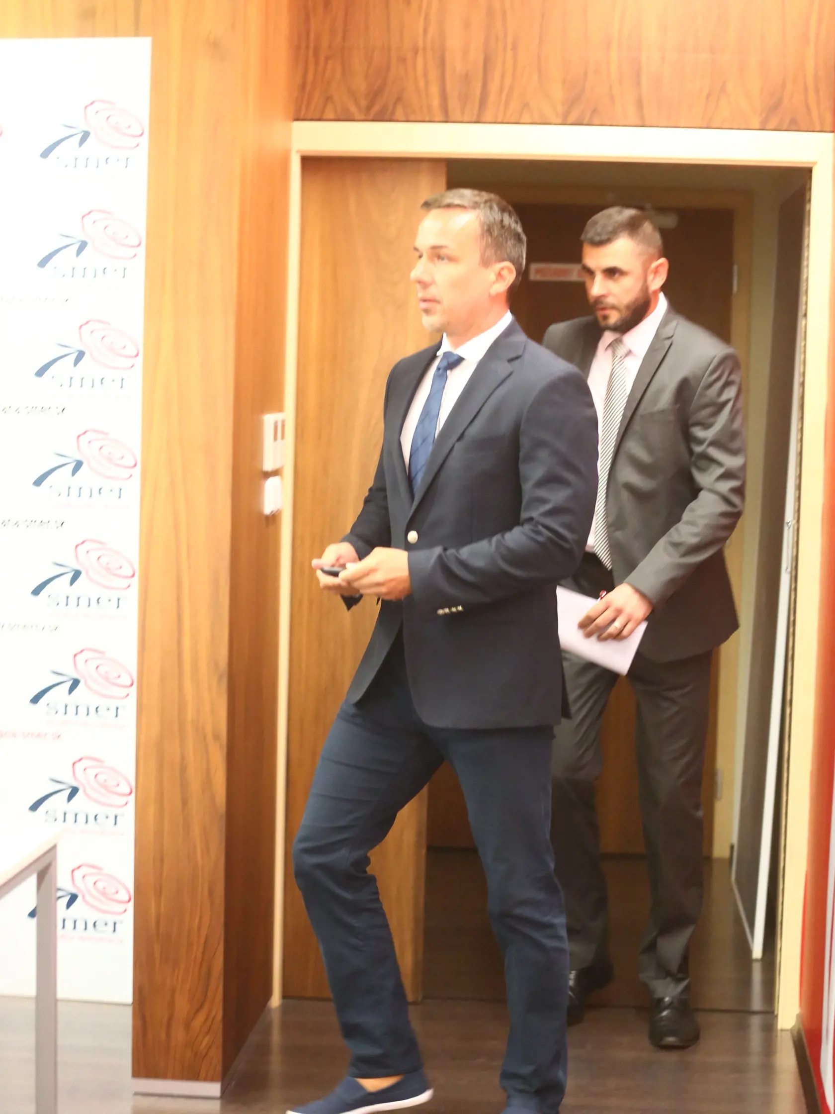 Erik Tomáš a Ján Mažgút na TB strany Smer k opatreniam zo sociálneho balíčka obedy zadarmo, vlaky zadarmo. 