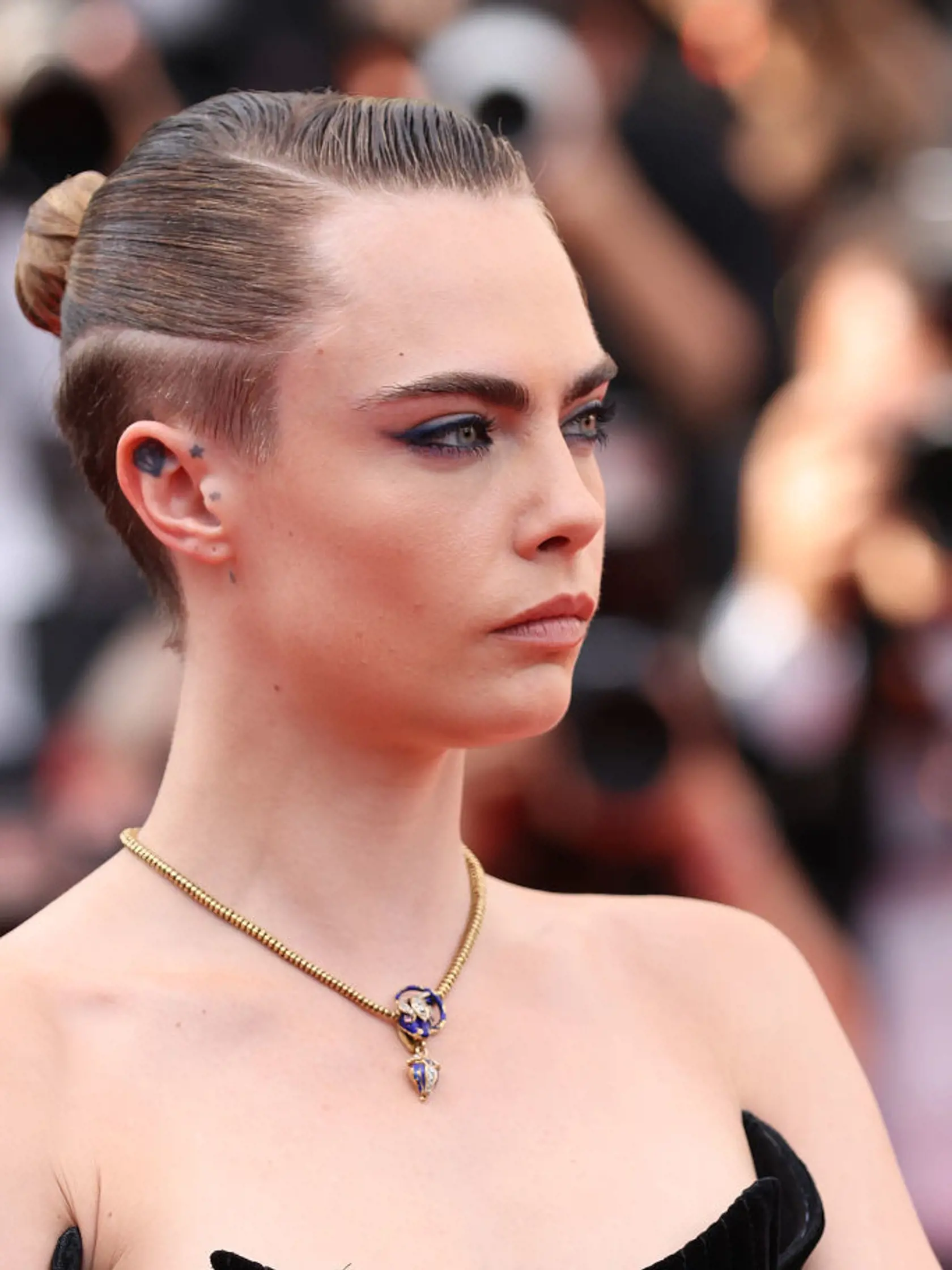 Modelka a herečka Cara Delevingne v máji 2022.