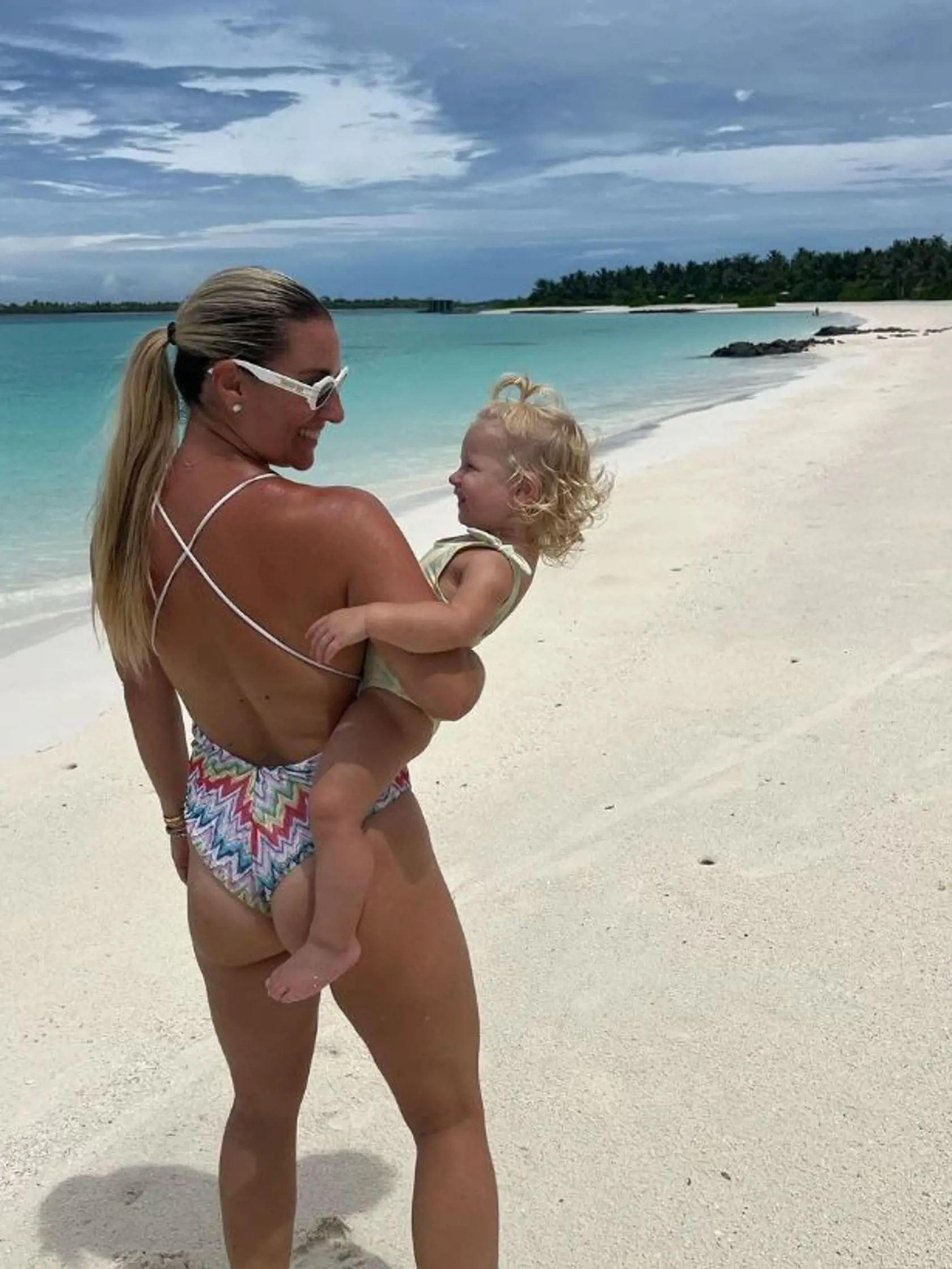 Dominika Cibulková schudla a na Maldivách ukazuje novú figúru. Na snímke s dcérou Ninou.