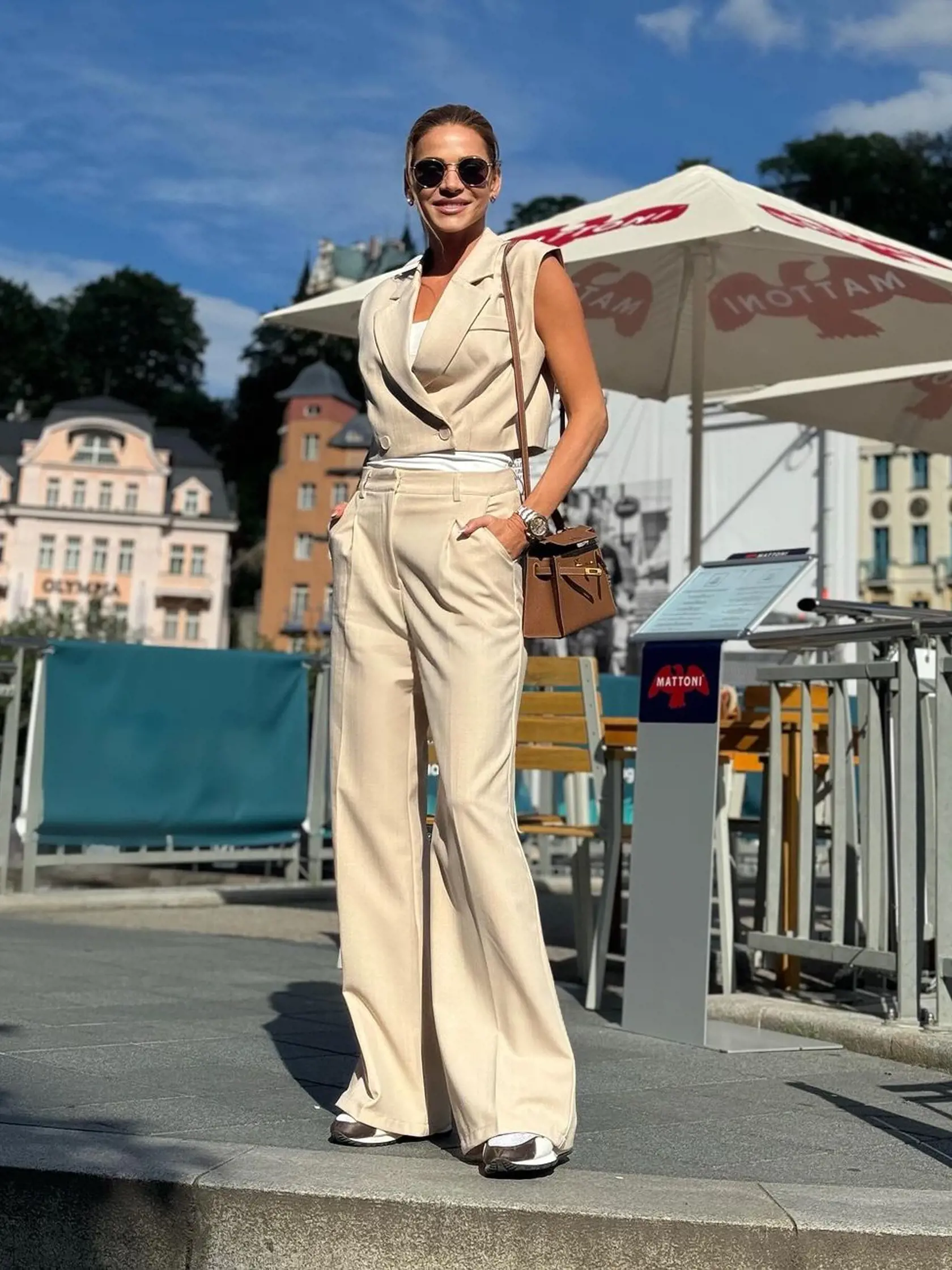 Na filmovom festivale v Karlových Varoch predviedla Andrea Verešová viacero outfitov, ktoré vyrážajú dych.