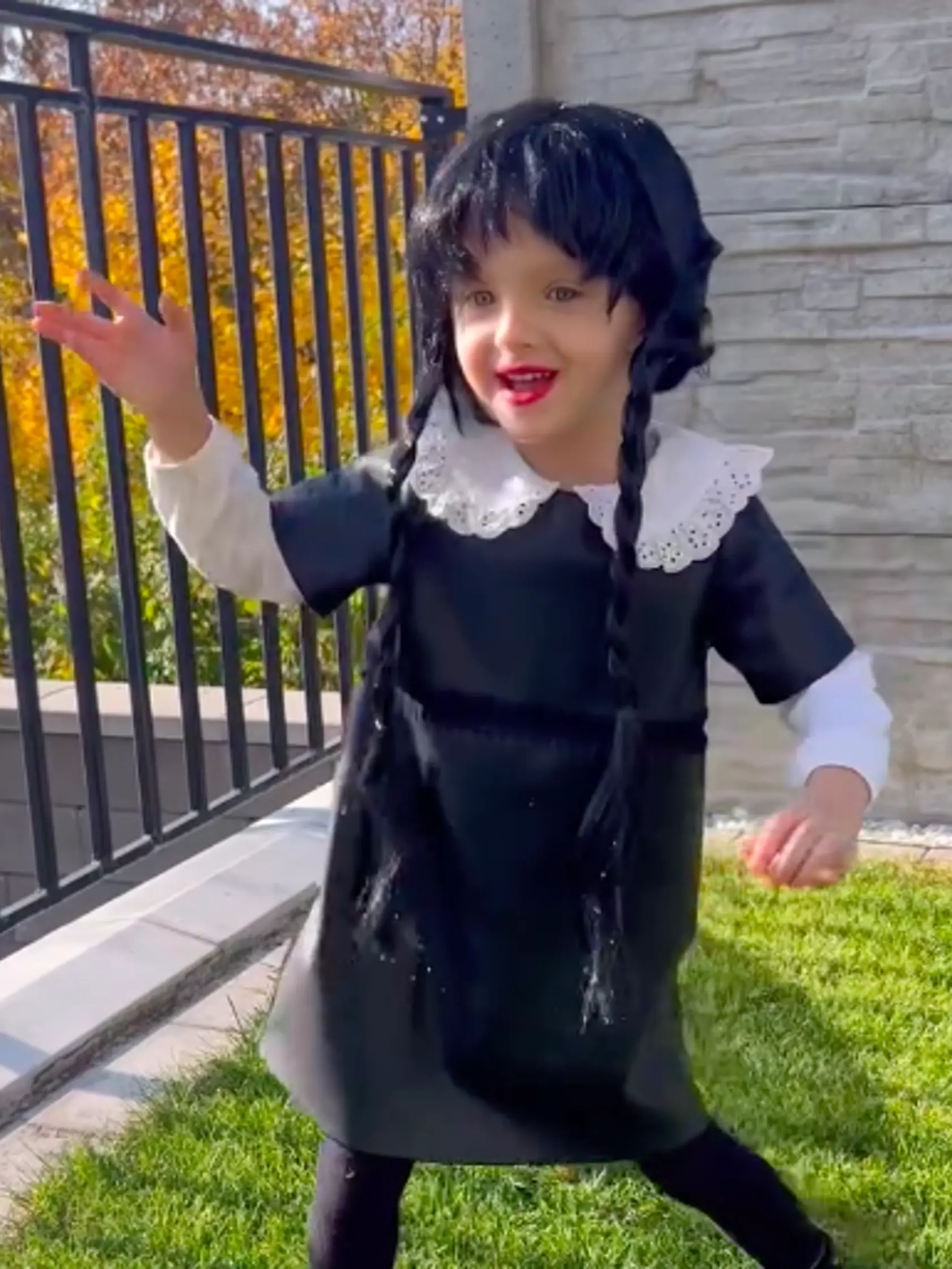 Na halloween zahviezdila aj dcérka Stanislava Lobotku. Jeho bývalá priateľka Daniela Nízlová zverejnila viacero záberov ich dcérky a jej parádneho prevleku. 