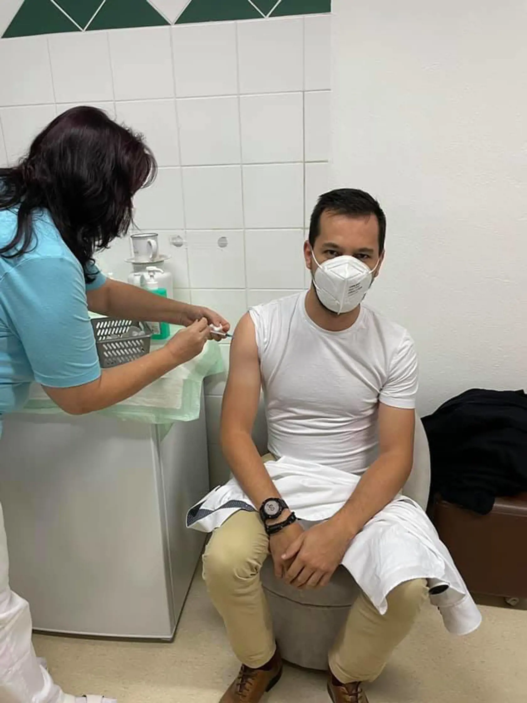 "PROSÍM, OČKUJME SA – JE TO JEDINÁ CESTA. Dnes som sa dal zaočkovať treťou dávkou vakcíny. Je to potrebné, pretože Slovensko naplno zasiahla ďalšia vlna pandémie koronavírusu. V tejto chvíli už naozaj nie je čas na váhanie. Musíme počúvať zdravotníkov a pandemických odborníkov, ktorí hovoria jasne – očkovanie je jediná cesta," napísal poslanec Juraj Šeliga.