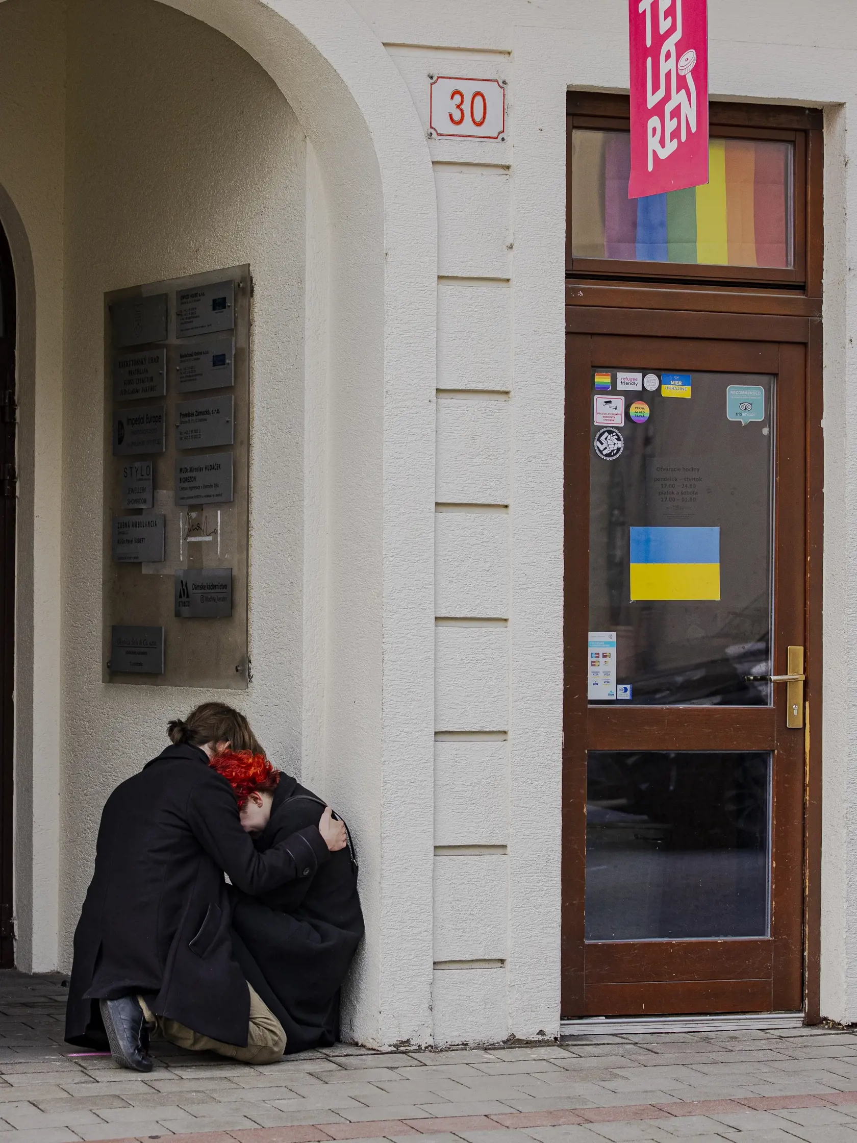 Na Zámockej ulici v Bratislave prišlo k streľbe po ktorej zostali na ulici ležať telá dvoch obetí. Na snímke miesto činu pred barom Tepláreň.