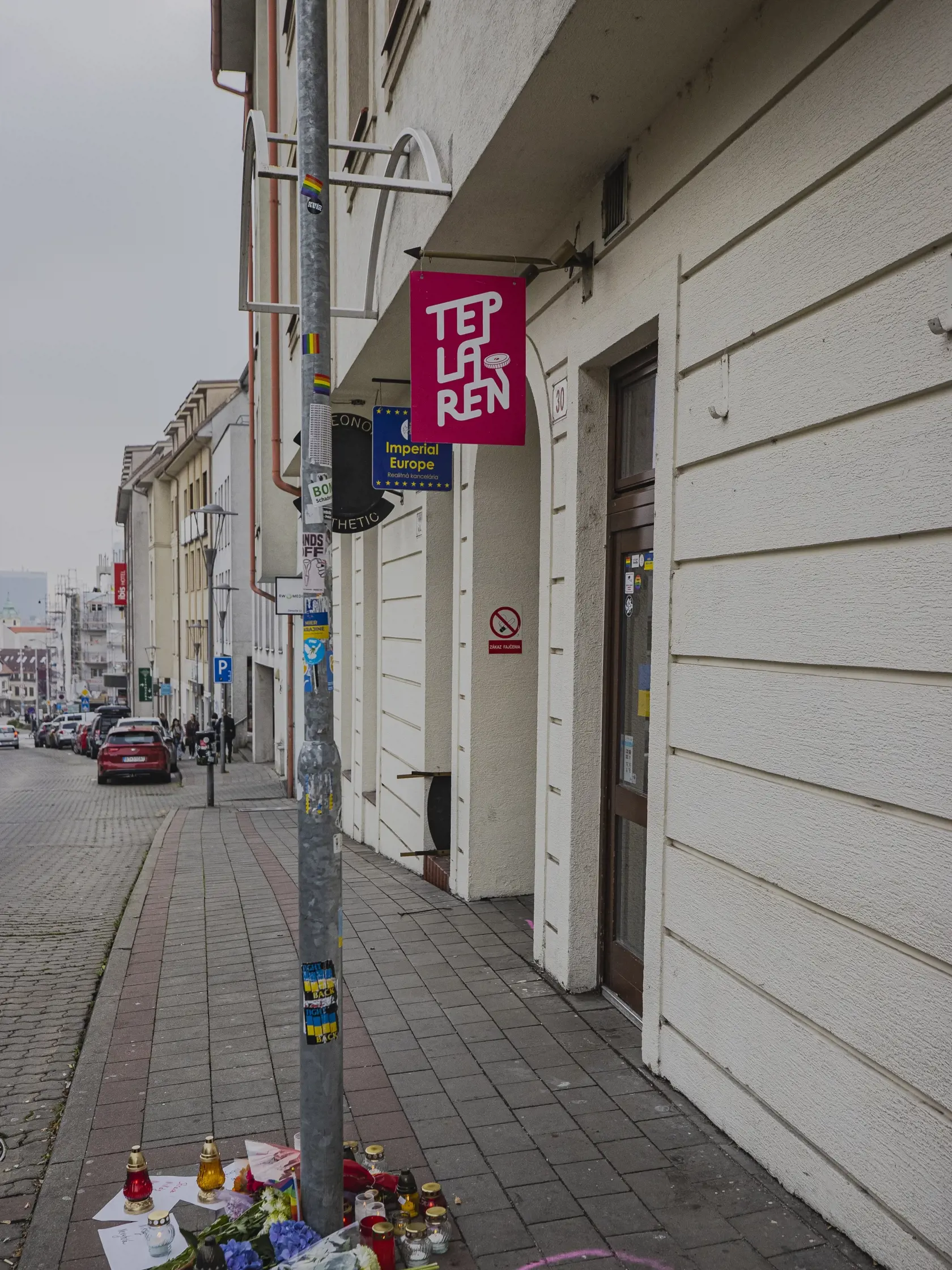 Na Zámockej ulici v Bratislave prišlo k streľbe po ktorej zostali na ulici ležať telá dvoch obetí. Na snímke miesto činu pred barom Tepláreň.