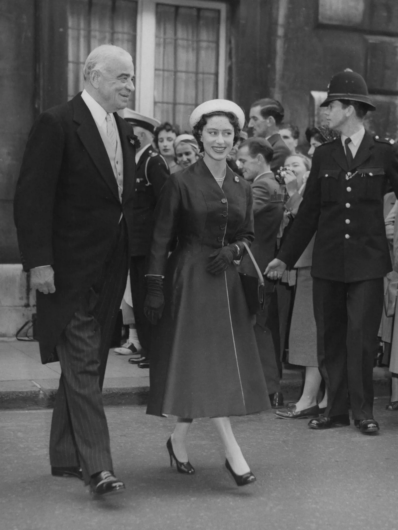 Princezná Margaret sa zriedka zúčastňovala oficiálnych stretnutí. Problémom bolo jej vystupovanie a prerezaný jazyk.