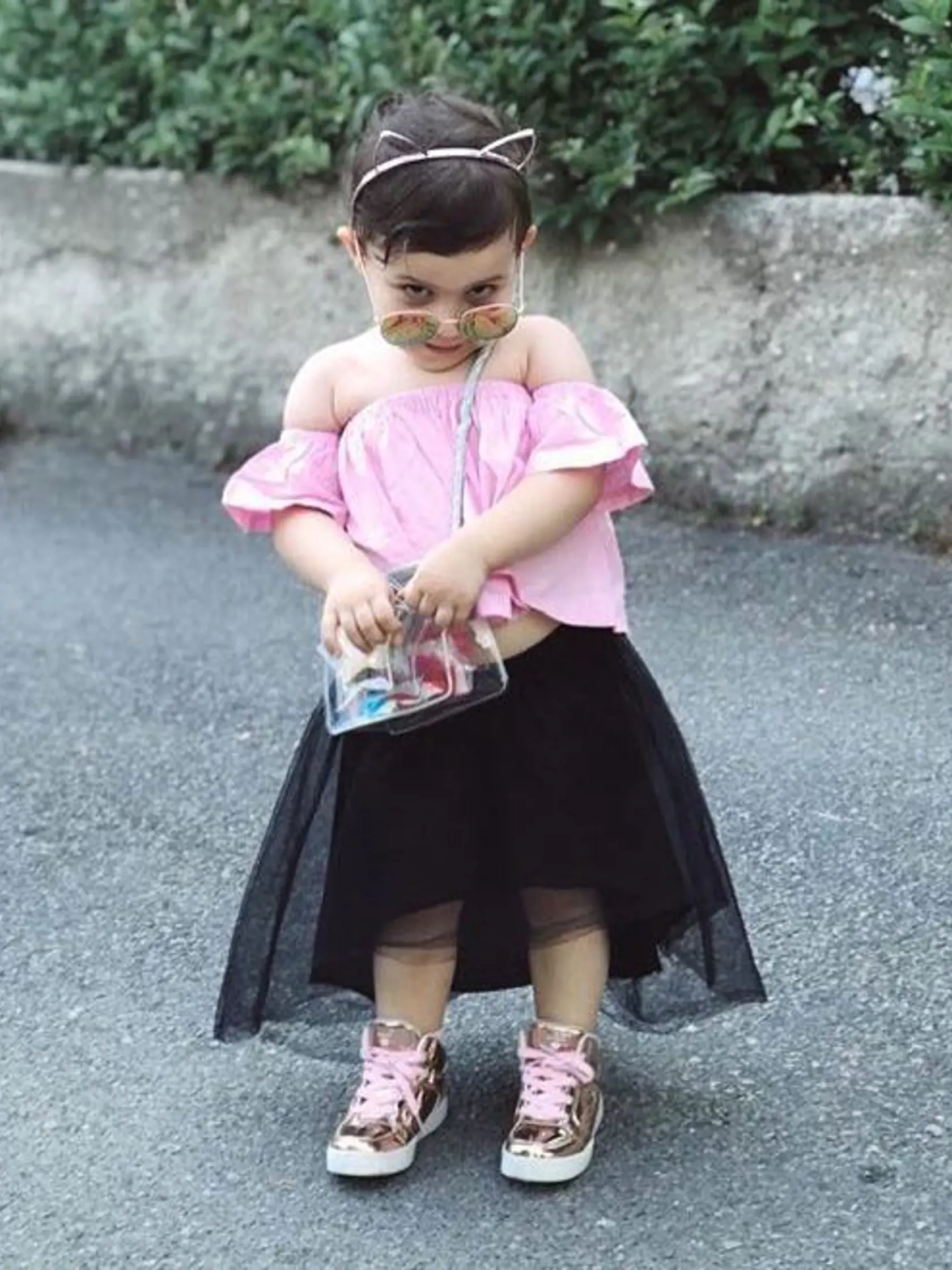 Dnes je z nej malá slečna, ktorá pózuje ako dokonalá modelka.