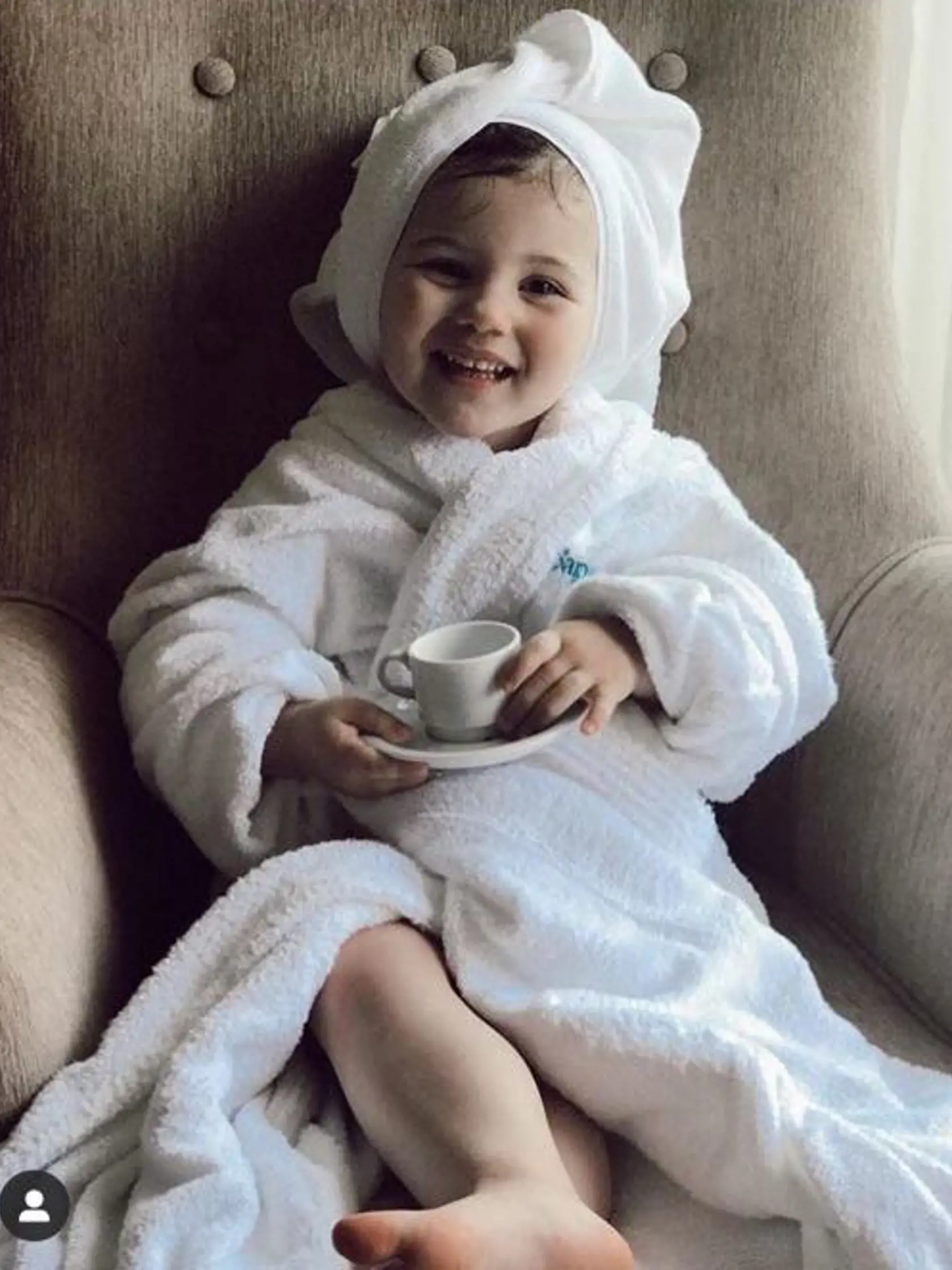 Dnes je z nej malá slečna, ktorá pózuje ako dokonalá modelka.