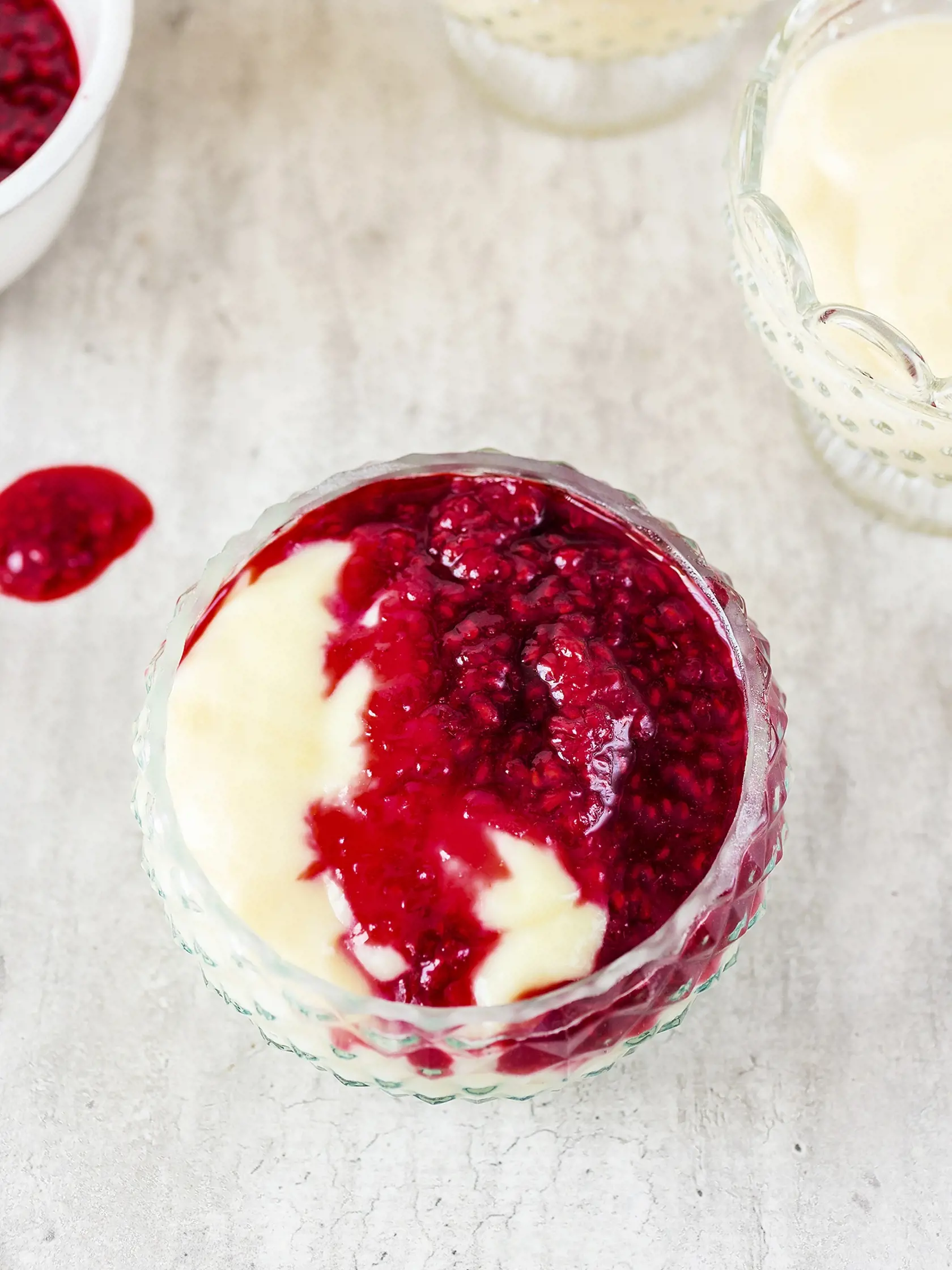 Vanilkový puding s ovocnou omáčkou