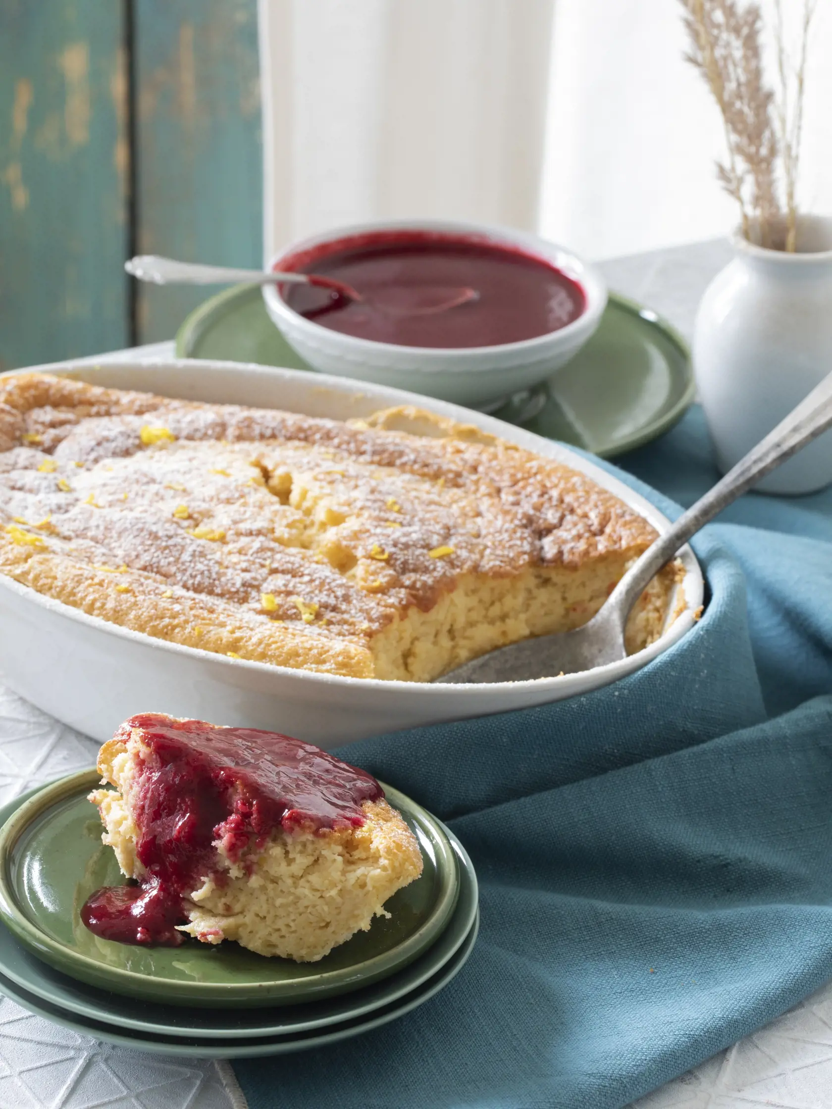 citrónový puding s malinovým pyré

recept:
4 PORCIE, PRÍPRAVA 15 MINÚT, PEČENIE 40 MINÚT
• 3 vajcia (veľkosť L)
• kôra a šťava z jedného citróna (plus
kôra na posypanie)
• 2 lyžice roztopeného masla
• 130 g trstinového cukru
• 70 g hladkej múky
• štipka soli
• maslo na vymazanie formy
• práškový cukor na posypanie
NA MALINOVÉ PYRÉ:
• 1 balíček mrazených malín
• 2-3 lyžice agávového sirupu (medu)
1. Rúru vyhrejte na 175 °C. Formu vymažte maslom.
2. V jednej mise zmi