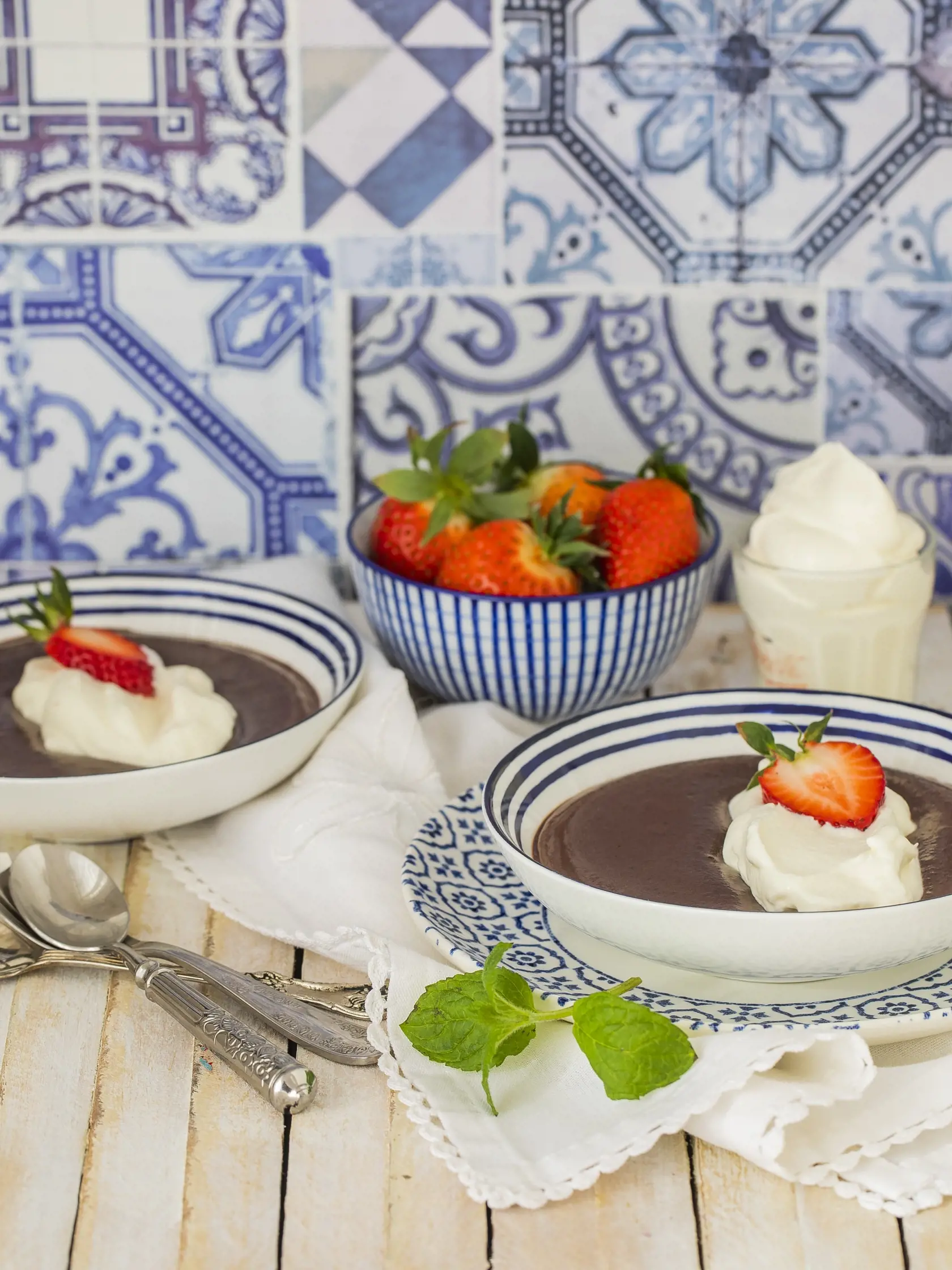 domáci čokoládový puding

recept:
4 PORCIE, PRÍPRAVA 5 MINÚT,
VARENIE 20 MINÚT
• 450ml smotany na šľahanie
• 250ml mlieka
• 180g horkej čokolády
• 5 žĺtkov
• jahody na ozdobu
1. Priveďte do varu 250ml
smotany a mlieko. Odstavte
z plameňa a vmiešajte čokoládu
nalámanú na kocky, kým sa
celkom nerozpustí.
2. Za neustáleho miešania vlejte
6 lyžíc čokoládovej smotany
do rozšľahaných žĺtkov. Tie
potom vlejte naspäť do zvyšku
smotany a za stáleho miešania
priveďte pomaly pod bod varu.
Krém zhustne.
3. 