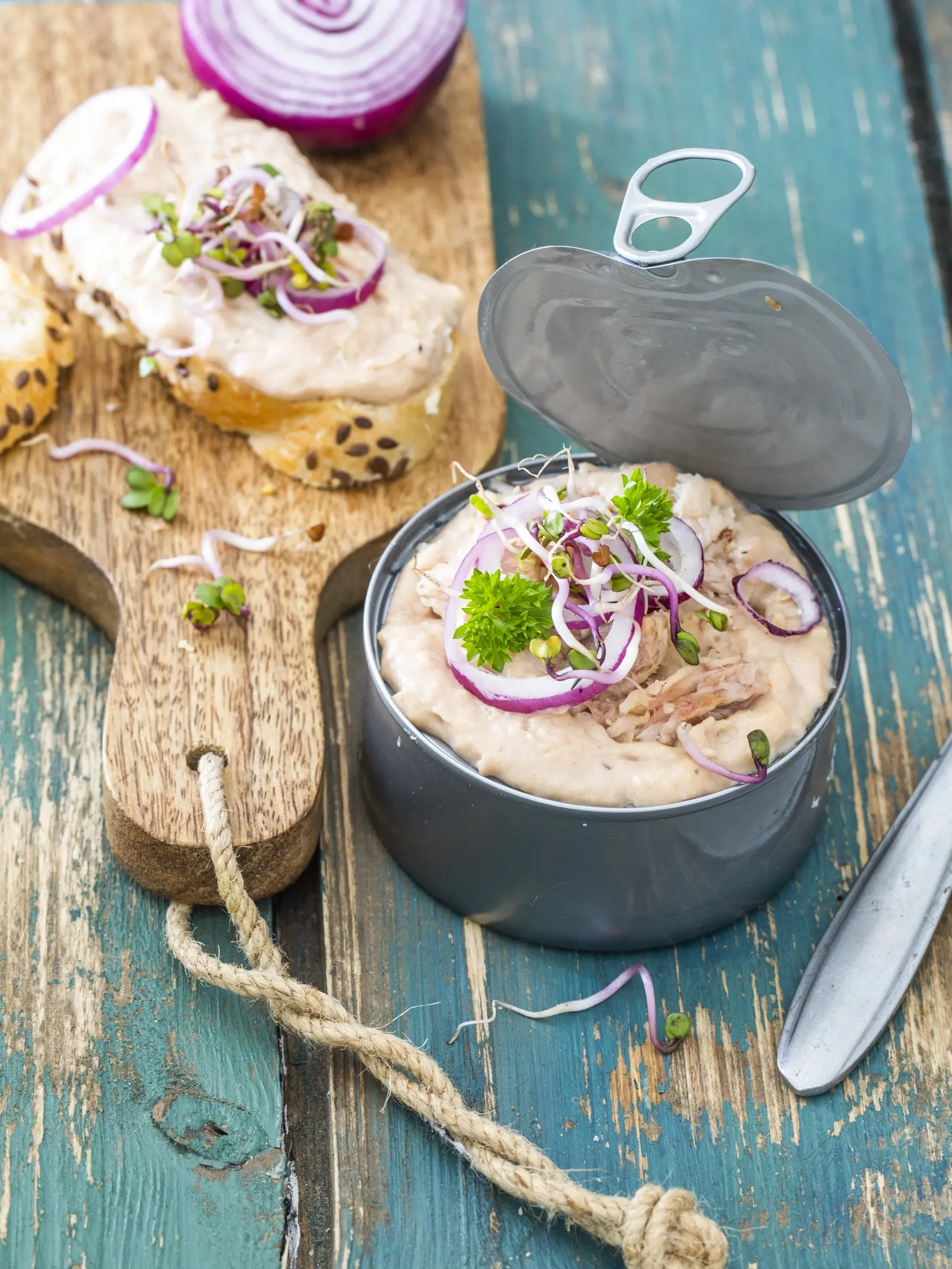 tuniaková nátierka s údeným a krémovým syrom

recept:
5 PORCIÍ, PRÍPRAVA 10 MINÚT
• 2 konzervy tuniaka v olivovom oleji
• 2 kopcovité lyžice smotanového syra
• 2 lyžice nastrúhaného údeného čedaru
• 1 lyžička plnotučnej horčice • 2
šalotky • morská soľ • čerstvo pomleté
čierne korenie • 1 menšia fialová cibuľa
a klíčky reďkovky na ozdobenie • pečivo
na podávanie
1. Tuniaka čiastočne zlejte z oleja a preložte
do misky. Pár väčších kúskov ryby odložte.
Pridajte smotanový syr, nastrúhaný
čedar, hor