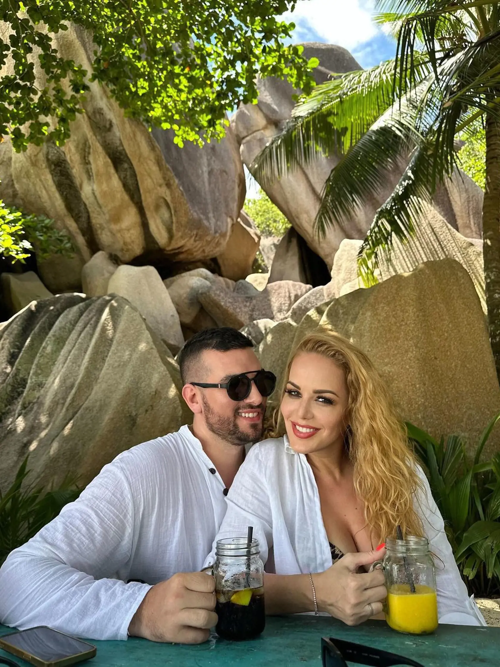 S ovocnou limonádou a milovaným priateľom na dovolenke na Seycheloch.
