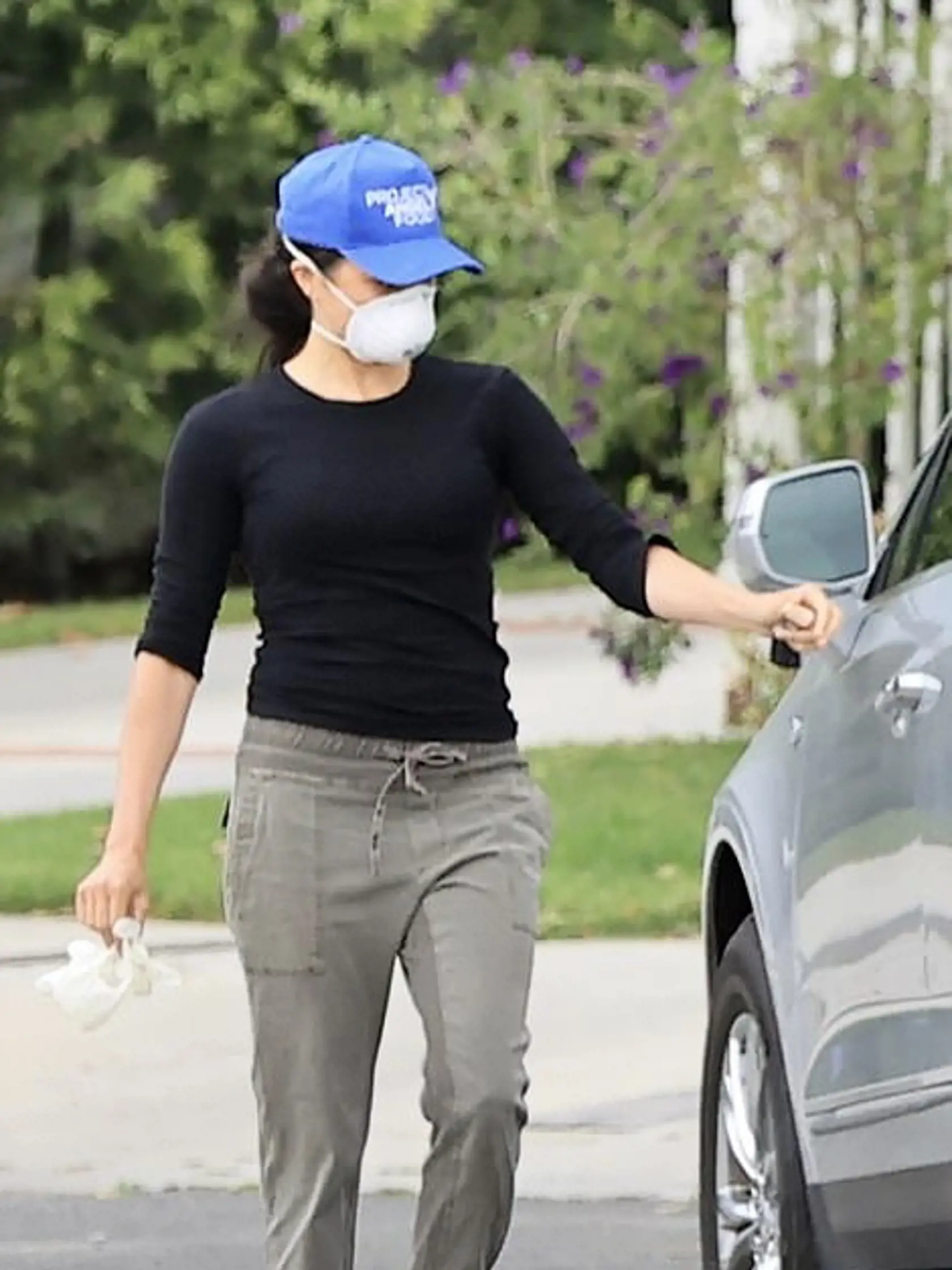 Meghan roznáša jedlo v rámci charitatívnej činnosti v Los Angeles.