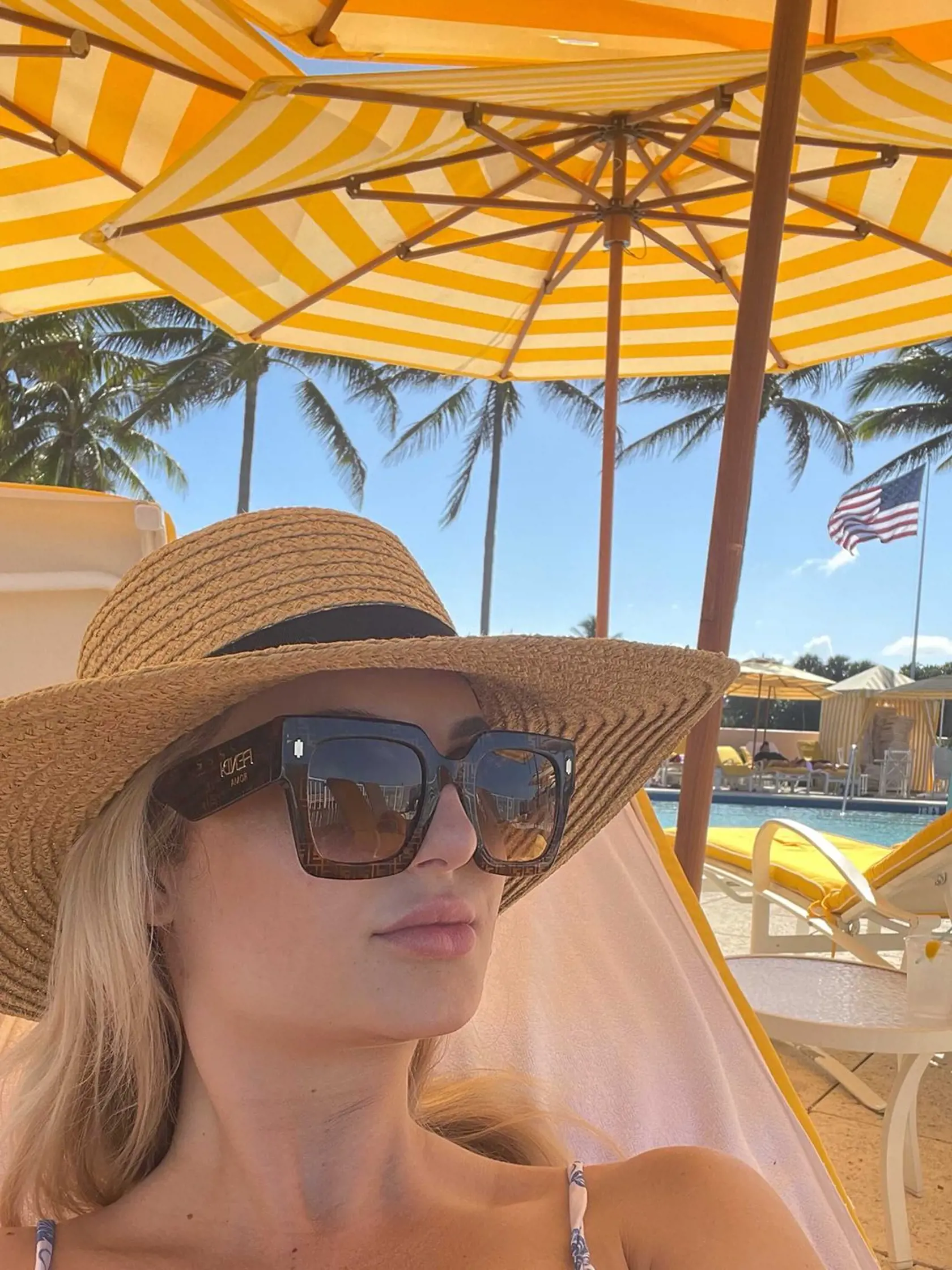 Beauty influencerka Charlotte Stribling zdieľa množstvo obsahu z jeho klubu v Palm Beach na Floride, napríklad ako sa tam vyhrieva na slnku.