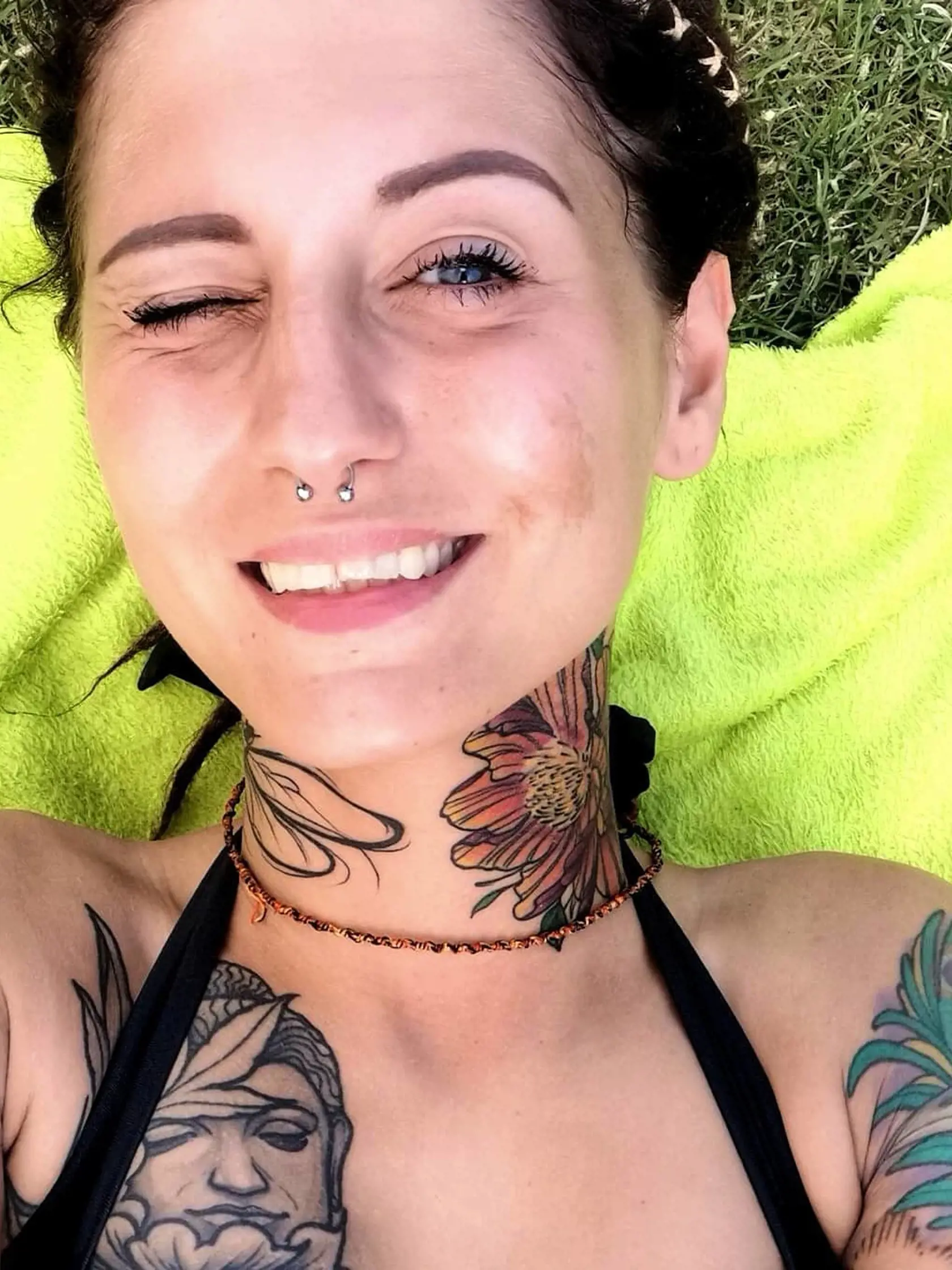 Piercing a dredy boli jej poznávacím znamením. Ani jedno ju už nezdobí.