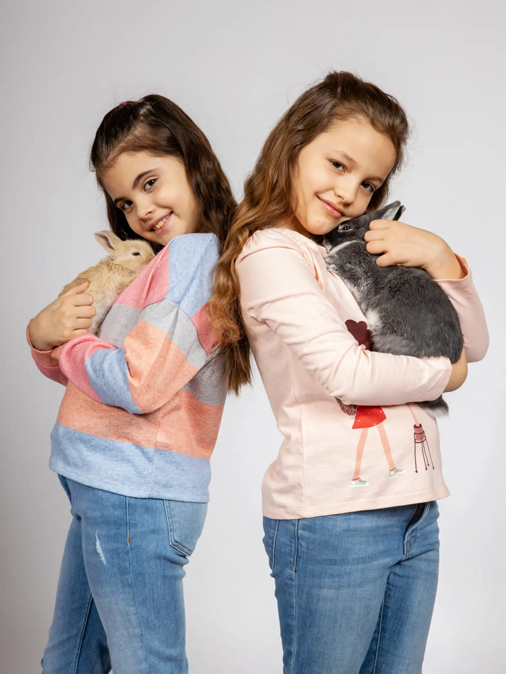 Izabelka a Laura majú už vajíčka pre šibacov nachystané.