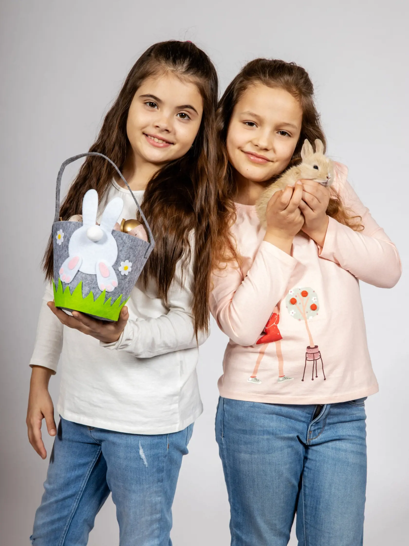 Izabelka a Laura majú už vajíčka pre šibacov nachystané.