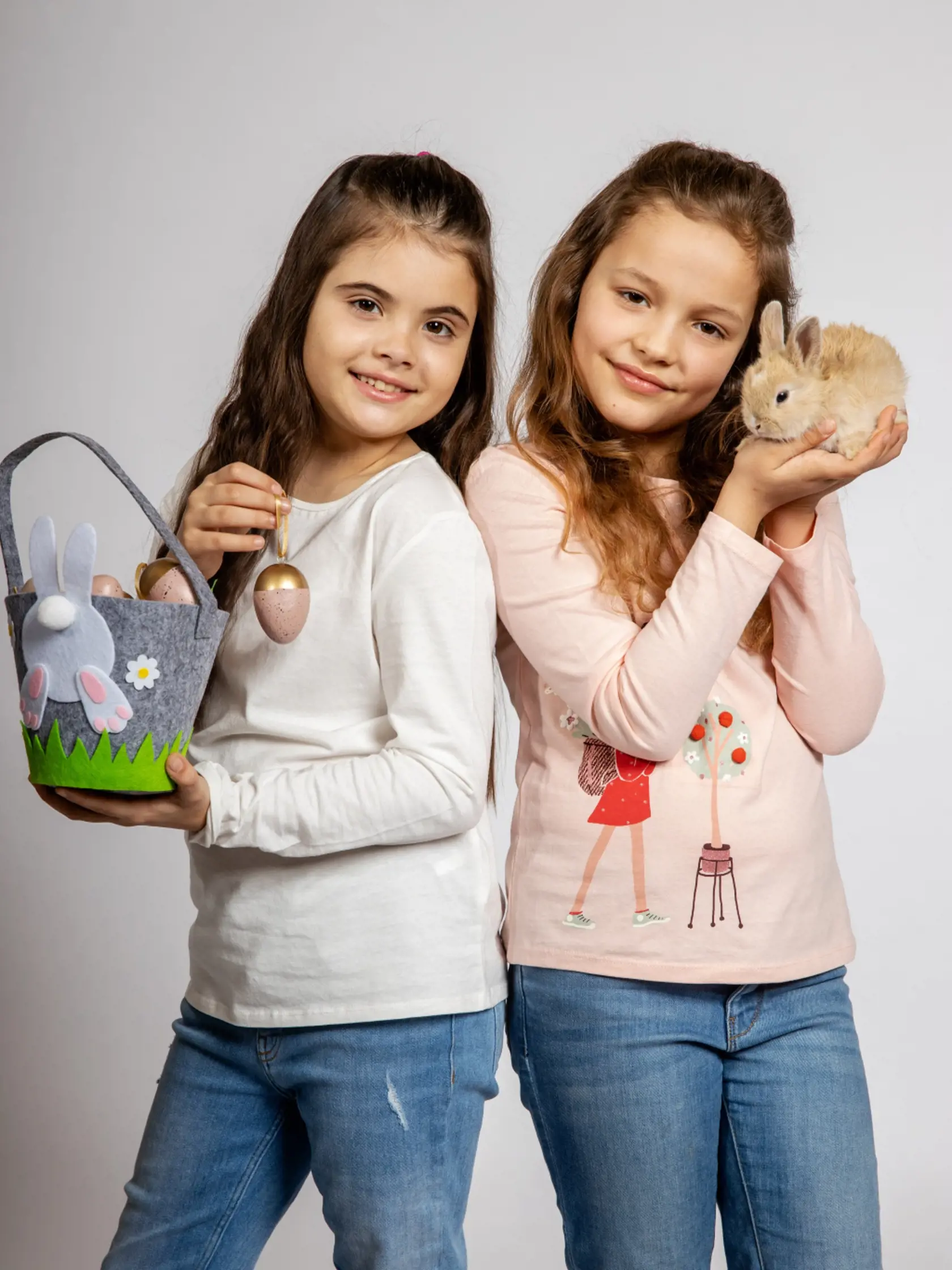 Izabelka a Laura majú už vajíčka pre šibacov nachystané.