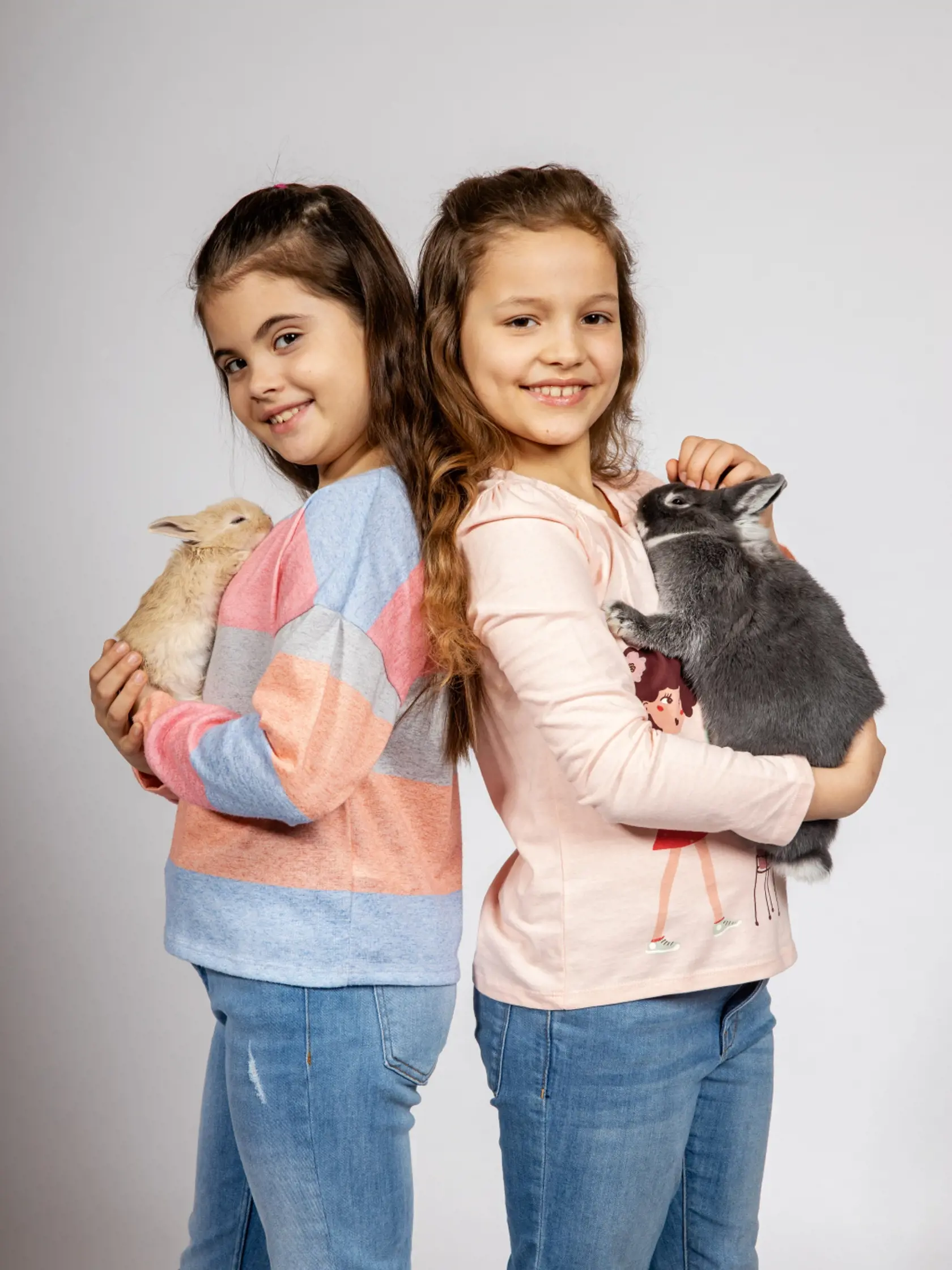Izabelka a Laura majú už vajíčka pre šibacov nachystané.