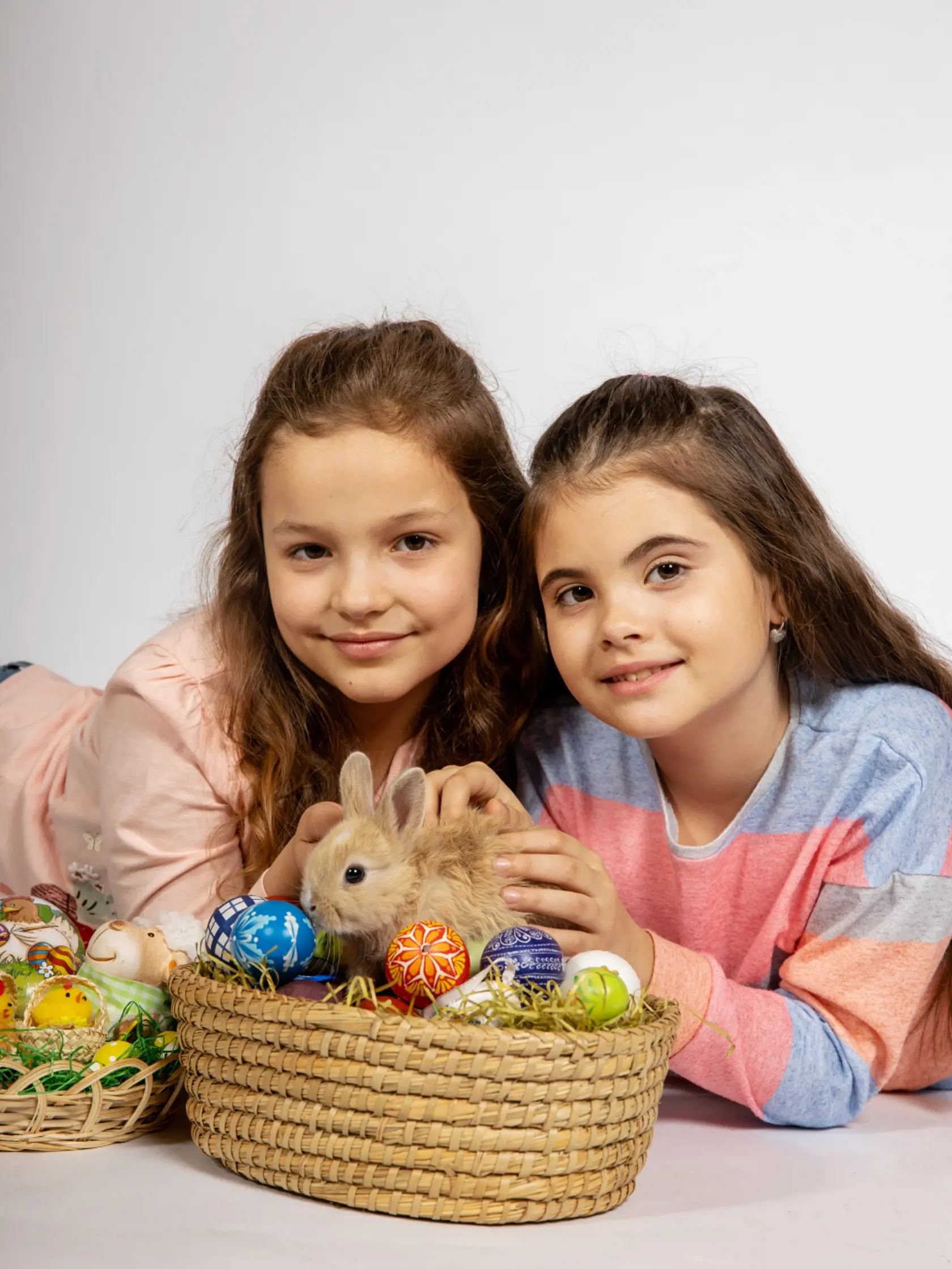 Izabelka a Laura majú už vajíčka pre šibacov nachystané.
