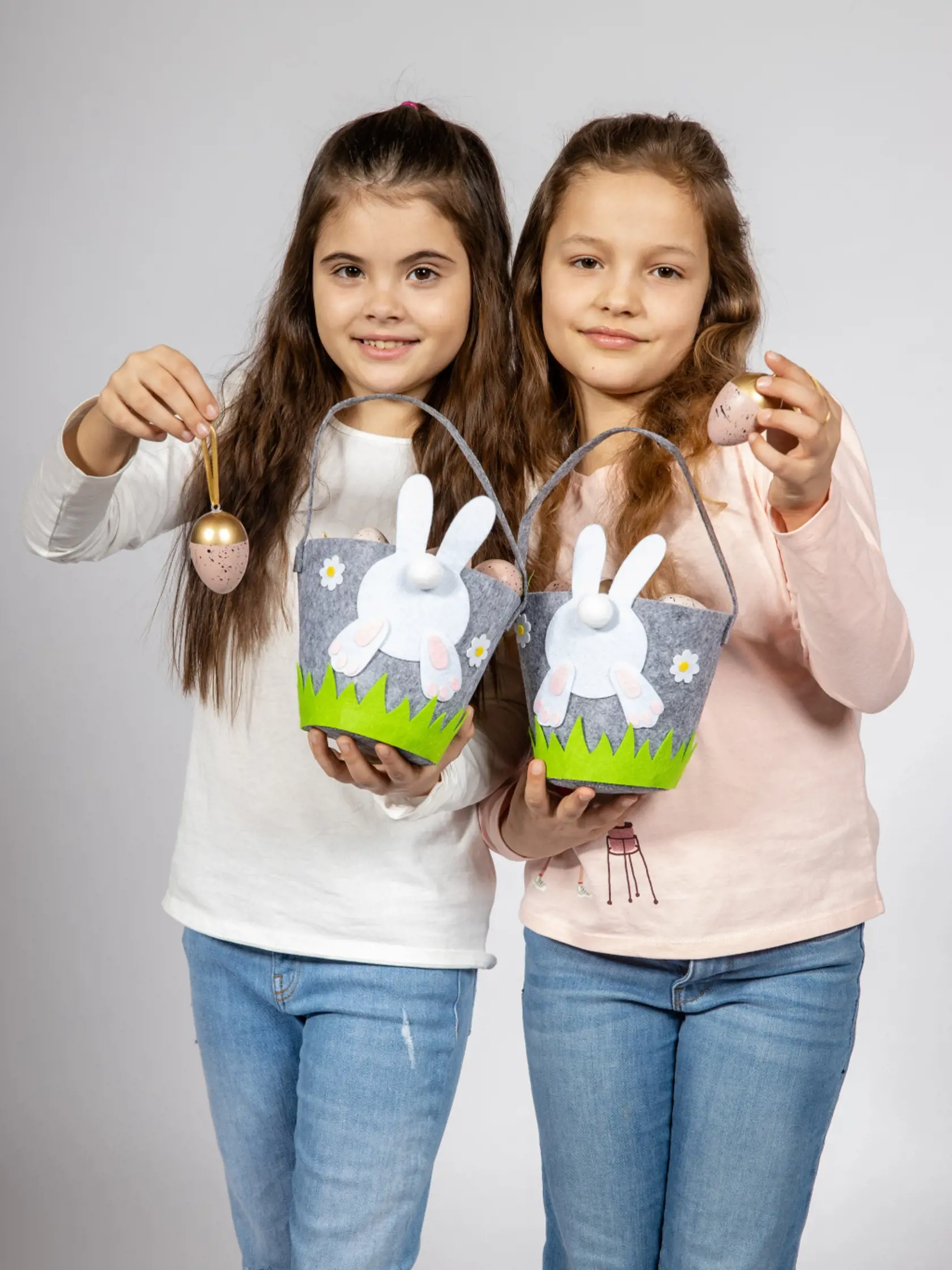 Izabelka a Laura majú už vajíčka pre šibacov nachystané.
