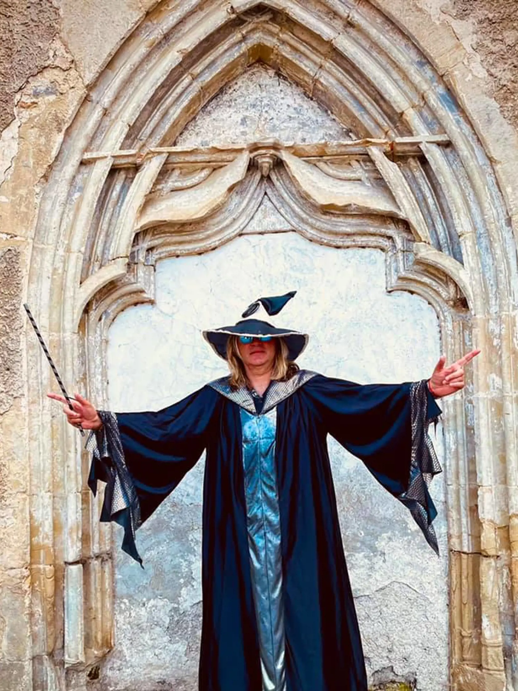 Tu vyzerá Braňo ako Minerva McGonagallová zo ságy Harry Potter. Klobúk na jeho hlave pripomína hovoriaci triediaci rokfortský klobúk.