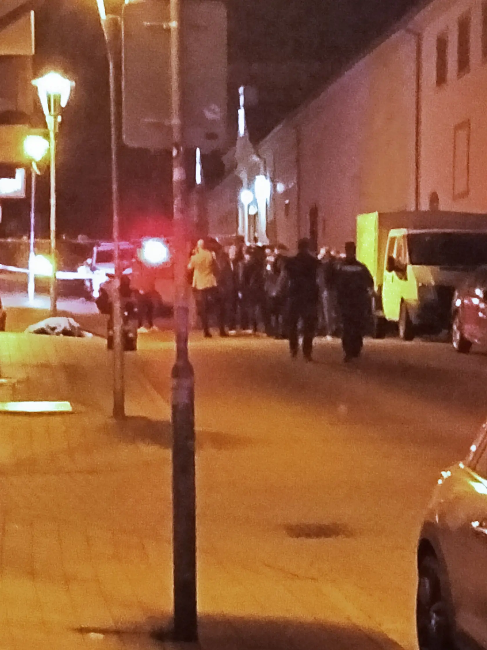 Na snímke policajti po streľbe na Zámockej ulici v Bratislave 12. októbra 2022. Streľba v centre Bratislavy si vyžiadala dvoch mŕtvych. TASR to potvrdila hovorkyňa Operačného strediska záchrannej zdravotnej služby (OS ZZS) SR Alena Krčová. FOTO TASR - Alena Mezeiová