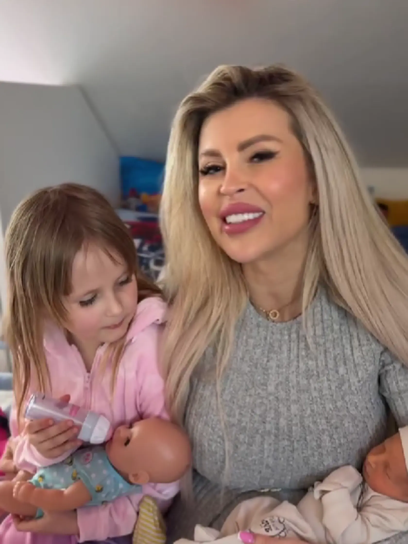 Lela Vémola po pôrode. Takto sa Lilli teší zo svojho najmladšieho súrodenca Arnieho.