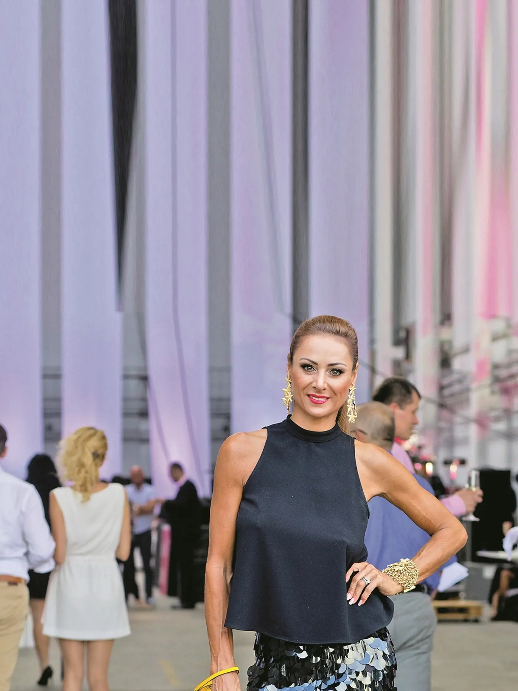 Na snimke Zora Czoborova pocas prehliadky specialnej koleckie modneho navrhava Fera Mikloska, ktoru vytvoril pre spolocnost Telekom a jej sluzbu MAGENTA 1.