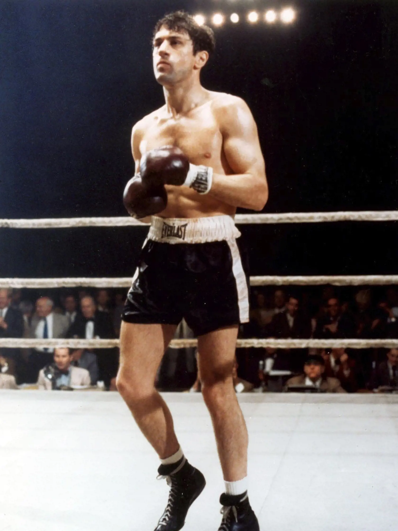 1980 Zúriaci býk
Mal 37 rokov, keď ho Martin Scorsese obsadil do biografického filmu o boxerovi. Stvárnenie Jakea LaMottu mu prinieslo obrovský úspech v podobe Oscara za najlepšieho herca v hlavnej úlohe. Pozrite sa, ako skvele vyzeral krátko pred štyridsiatkou. Krásne vlasy, nezameniteľná tvár a vypracované telo. Proste fešák!
