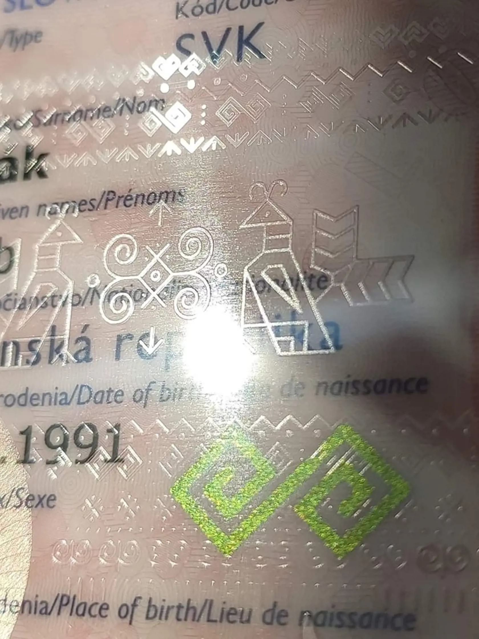 Upozornila na to stránka s názvom Slovenský folklór bez fejku. “Nový dizajn slovenských dokladov je vektor z fotobanky. Všeumelec, ktorý toto celé spískal, použil grafiku od poľskej umelkyne Agnieszky Murphy. Je hanba, že na takúto grafiku, ktorá má ozaj predstavovať kus našej identity, sa nenašlo nič lepšie ako grafika z fotobanky, ktorú tlačia kolotočári na tričká a je všetko len nie jedinečná. Vizuál pasov by mal tvoriť nejaký renomovaný dizajnér, umelec,” píše sa na stránke.