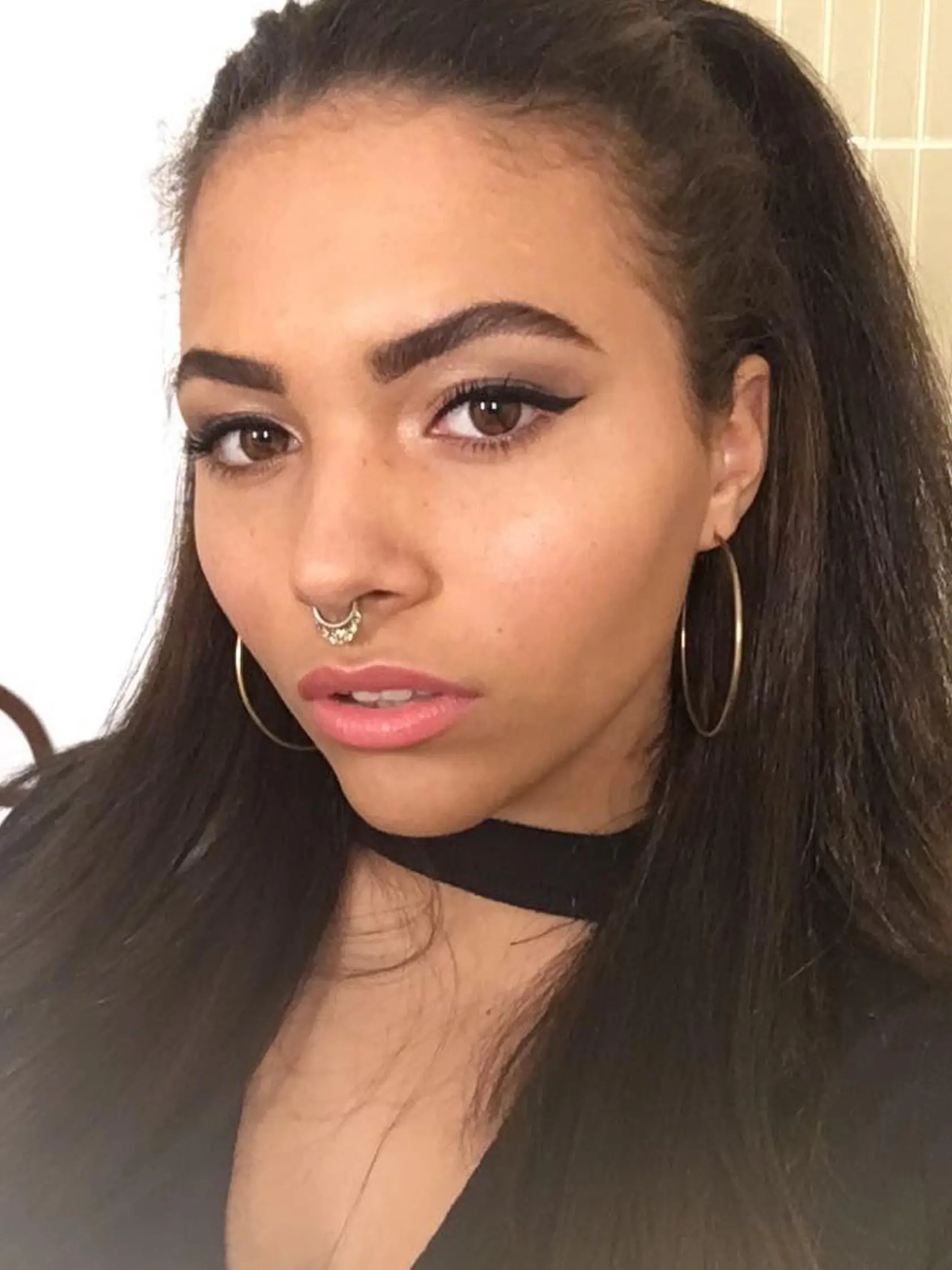 Dcéra speváka Davida Bowieho a modelky Iman. Krásu zdedila po mame, talent po otcovi.