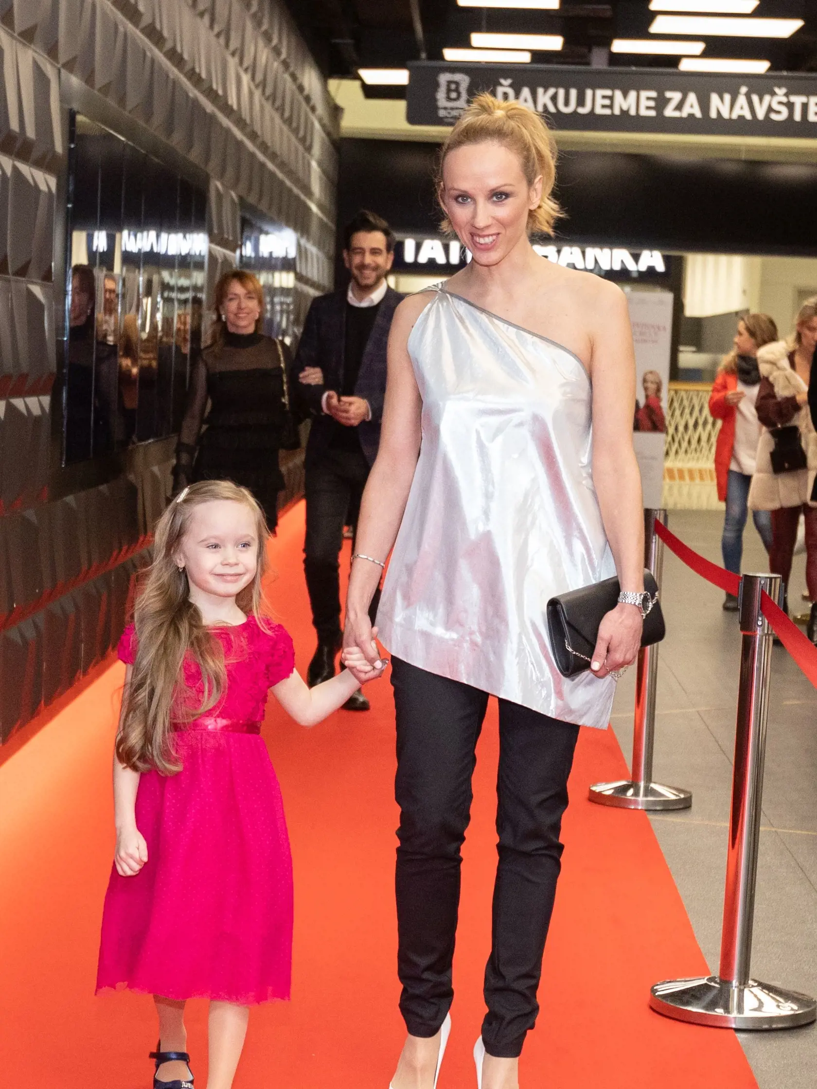 Petra Hřebíčková si zahrala v Evitinom filme Príliš osobná známosť hlavnú rolu. Na snímke s filmovou nevlastnou dcérkou.