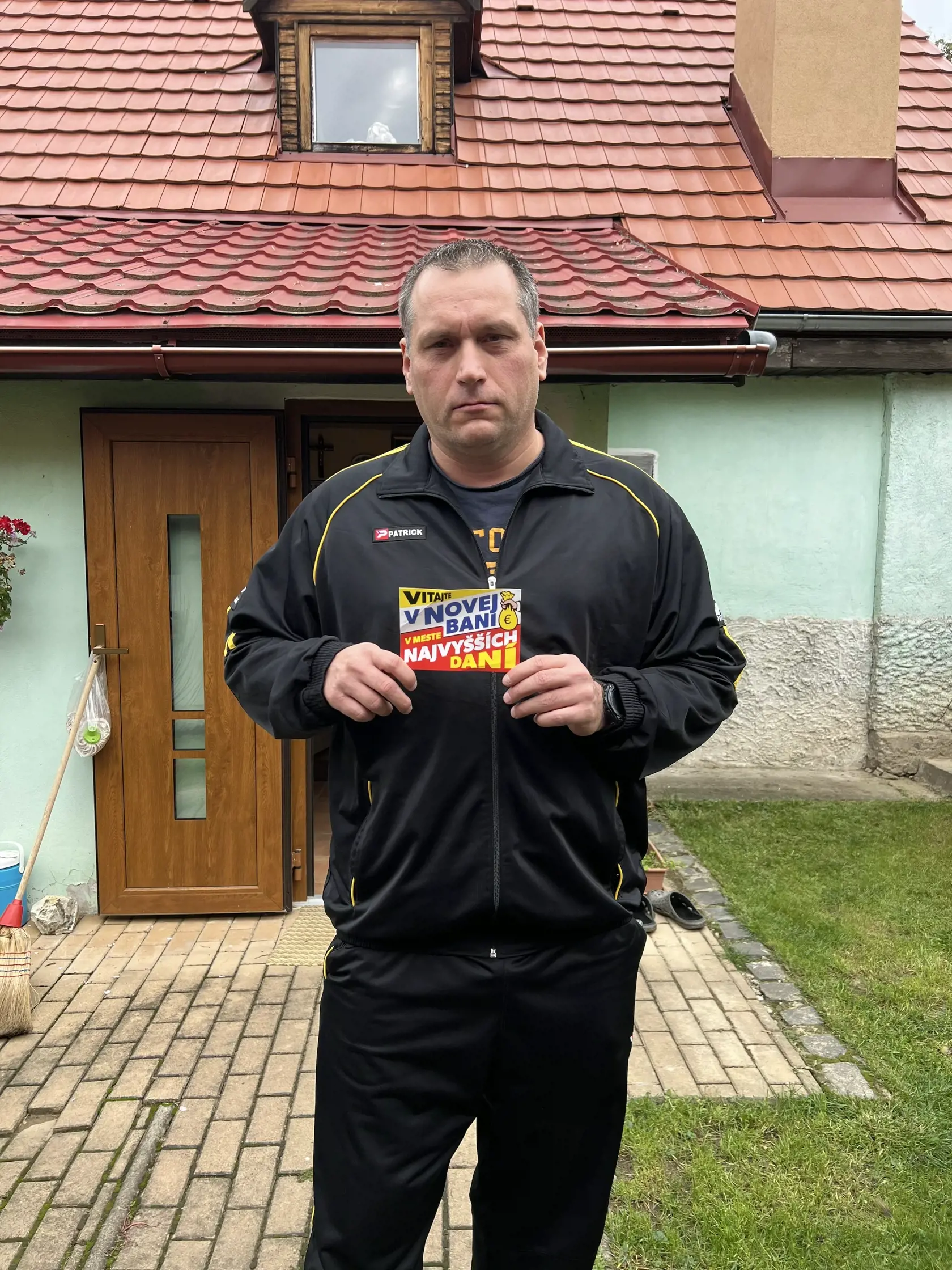 “Bolo nám sľúbené, že nám za to opravia cesty, vyčistia tajch a zlepšia mestskú infraštruktúru. Niektoré cesty sa za tie peniaze vyasfaltovali, no väčšina z nich je stále v dezolátnom stave,” hovorí.