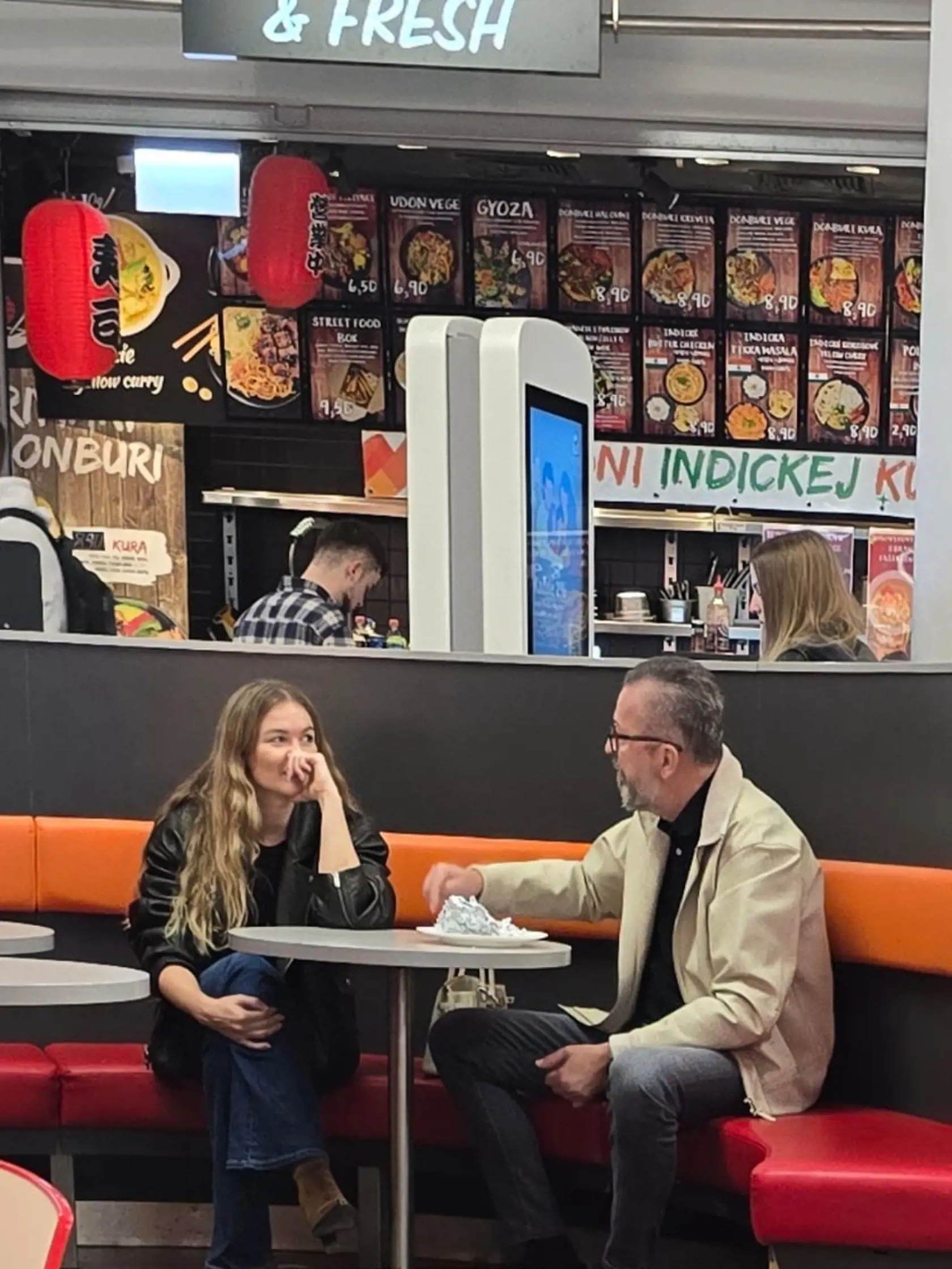 Exkluzívne zábery exministra Martina Glváča s misskou Annou Amenovou. Párik si užil spoločné chvíle v nákupnom centre, kde si obzerali obchody a najedli sa.