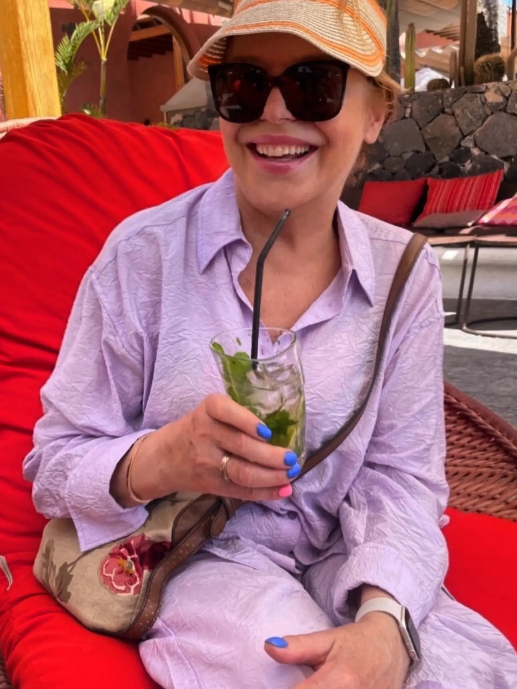 Dagmar Havlová: Letné šaty, farebná kabelka a šiltovka. To je Dagmar v lete.