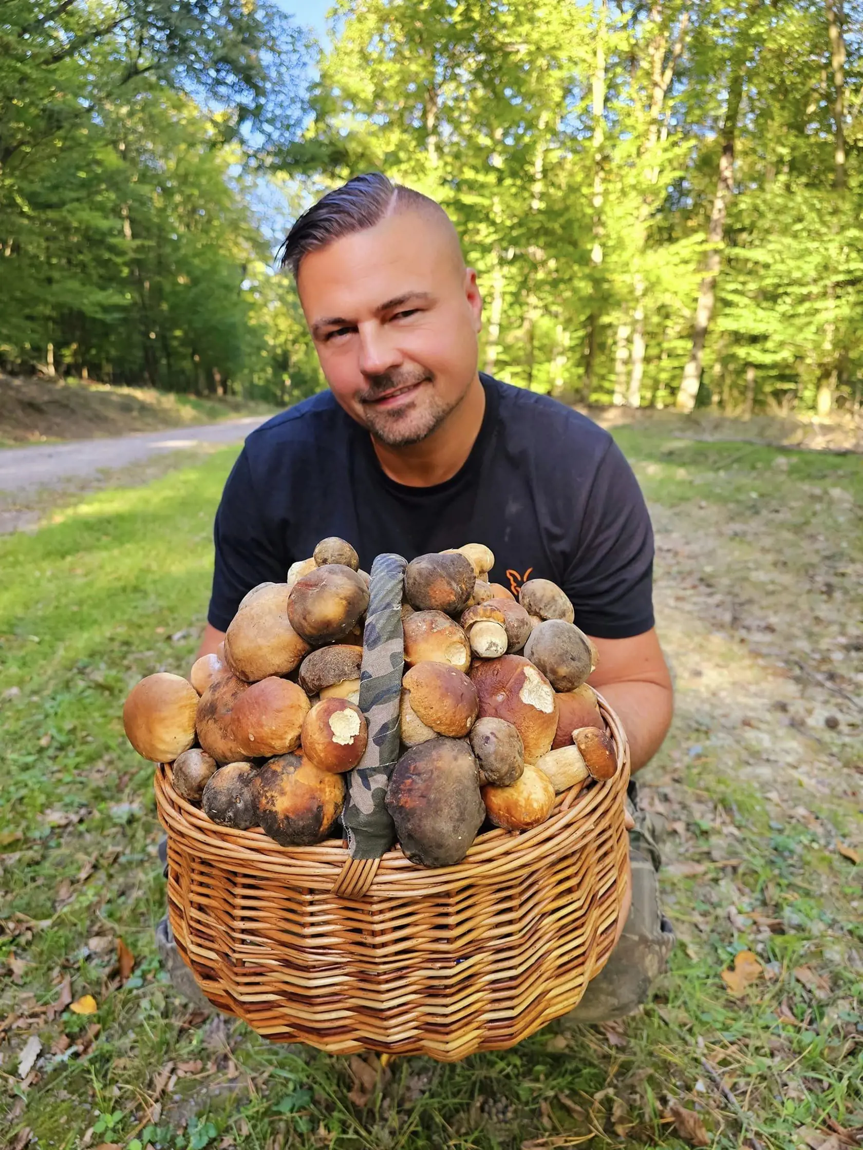 "Ja sa hubárčeniu venujem odmalička, viedli ma k tomu moji rodičia. Chodíme všade tam, kde naprší. Vždy si pozerám, kde sú búrky. Keď výdatne naprší, hríby totiž väčšinou najviac rastú tak 12-14 dní od dobrých zrážok," hovorí Martin.