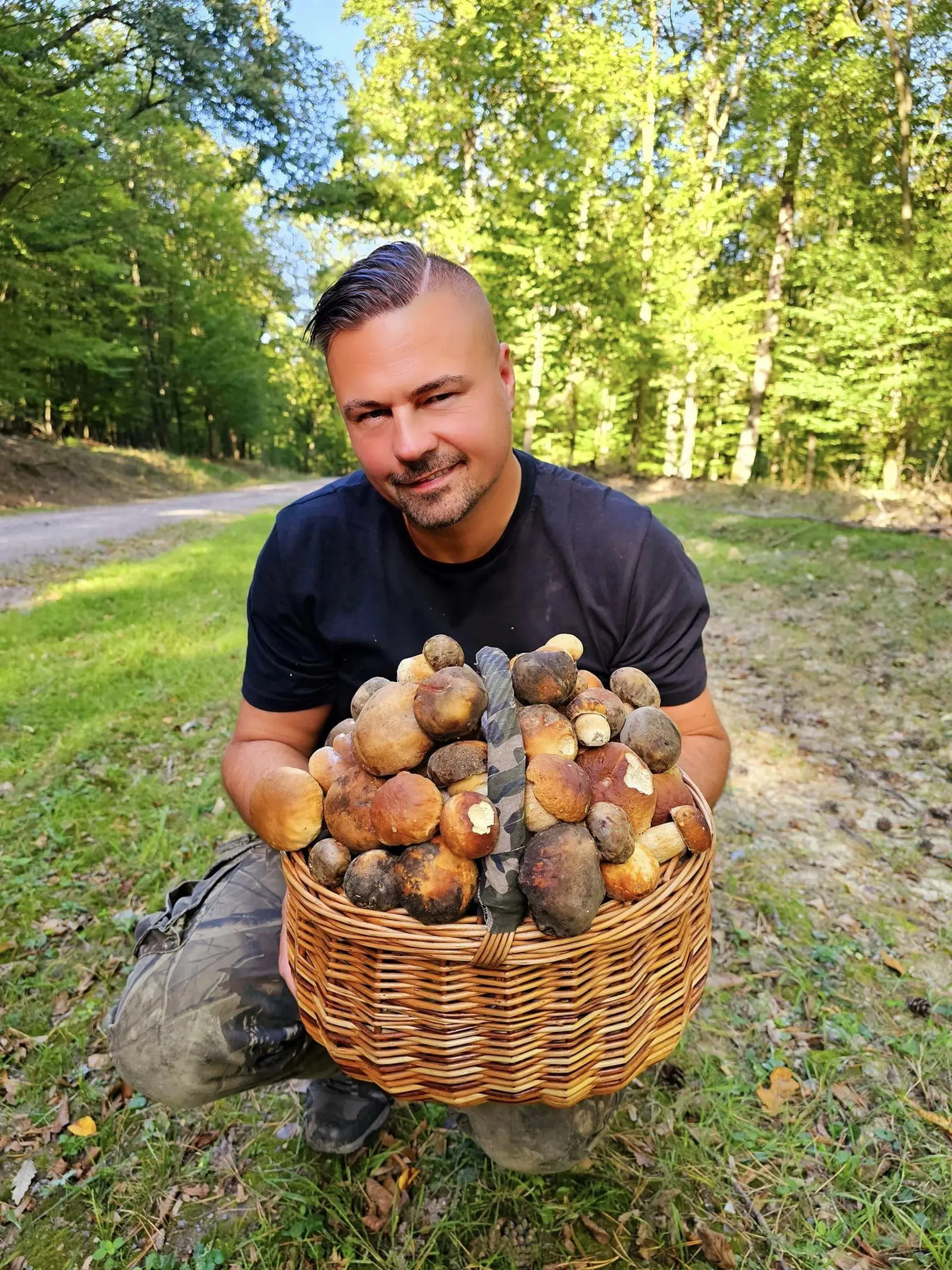 "Samozrejme, tie zrážky treba aj sledovať, kde koľko napršalo. Hríby dubové sa vyskytujú približne 10 dní po zrážkach. Záleží však aj na tom, aké su teploty, či už cez deň alebo v noci. Túto jeseň máme slabé zrážky a preto je potrebné za hríbami cestovať aj ďalej. Najviac húb sme však našli asi v okolí Prievidze," teší sa hubár.