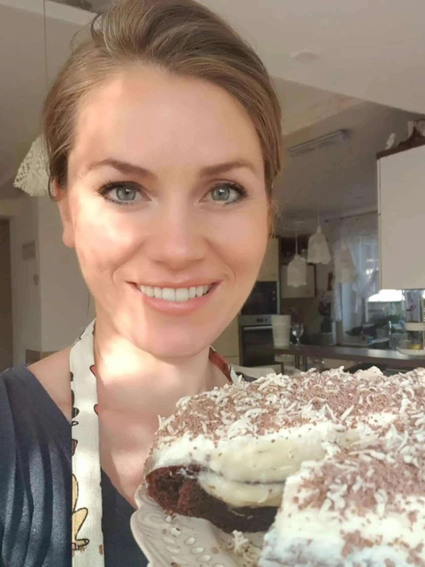 Nedávno upiekla Erika koláč na želanie jej syna Ondríka - mladého umelca, nádejného huslistu. V pečení trošku improvizovala. "Výsledkom je čokoládovo-bananová torta. Cesto len s dvoma lyžicami múky,banány, banánový krém a ako bonus šľahačka s mascarpone," prezradila.