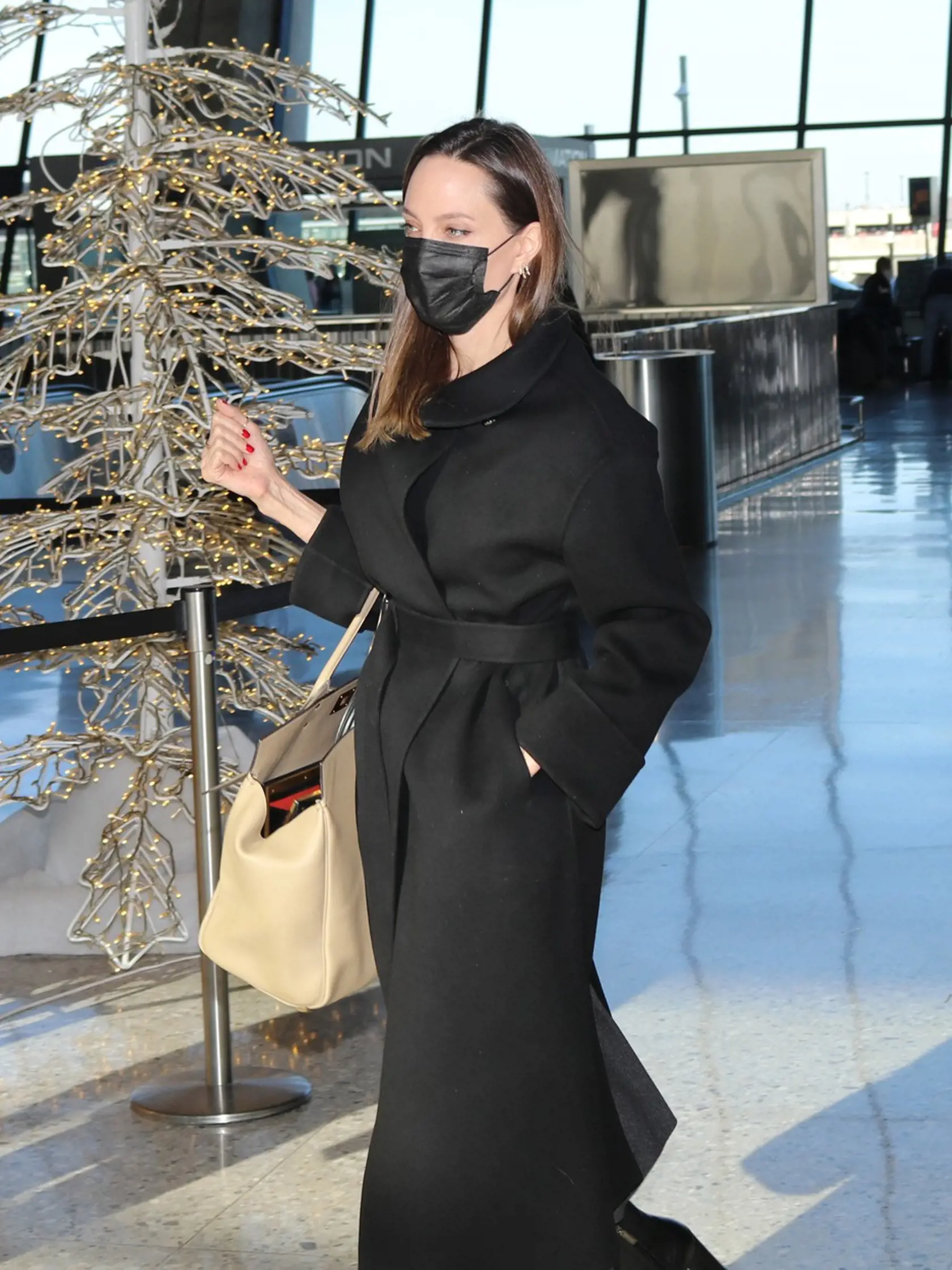 Angelina nepustila veľkú kabelku z ruky ani na sekundu.
