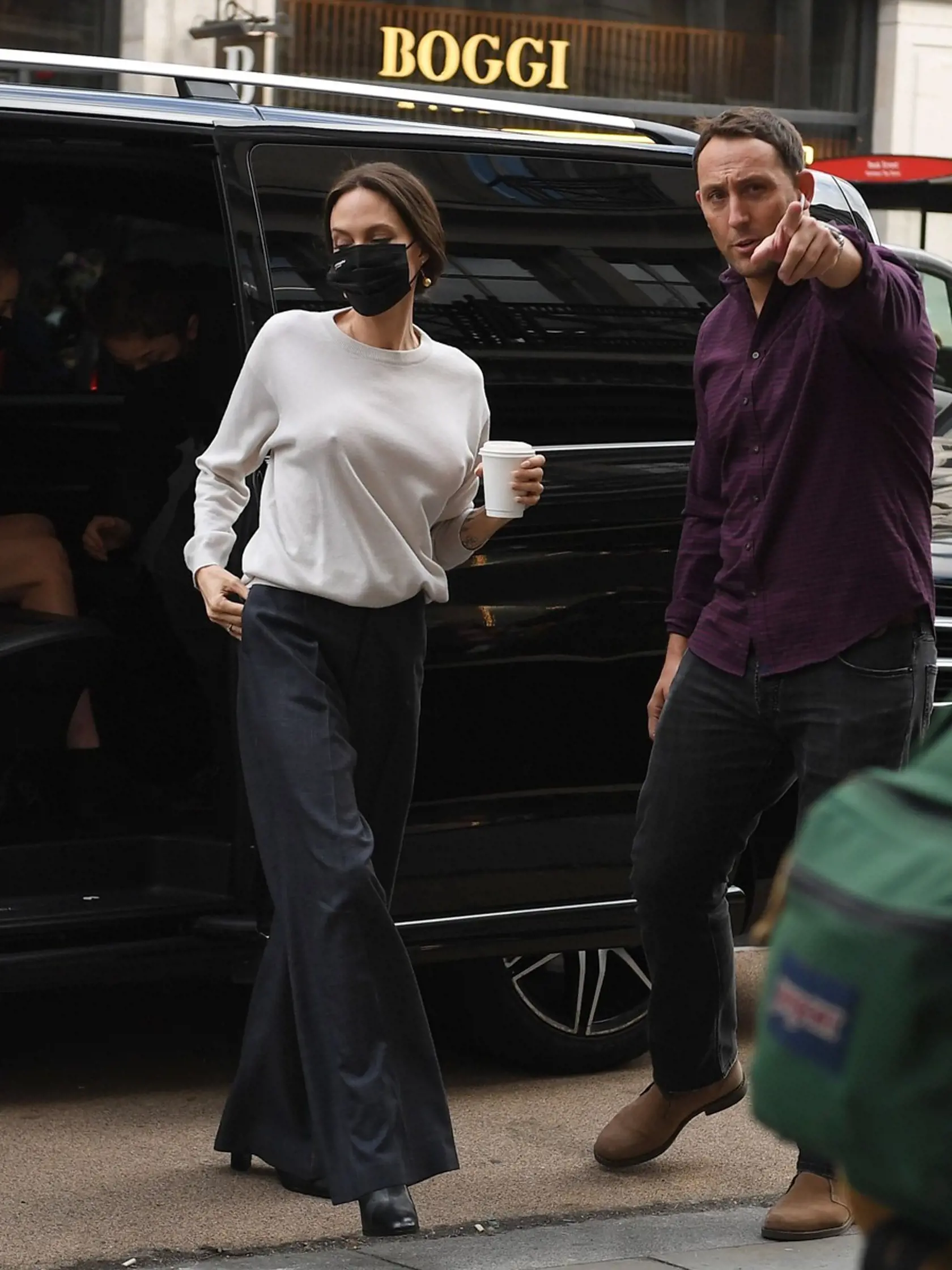 Možno aj práve vďaka sexi outfitu bez podprsenky sa krásna herečka stala okamžite terčom fotografov. Tentokrát si už Angelina tvár neschovávala a hrdo vystretá predviedla, že ešte rozhodne nepatrí do starého železa a stále má, čo ukázať.