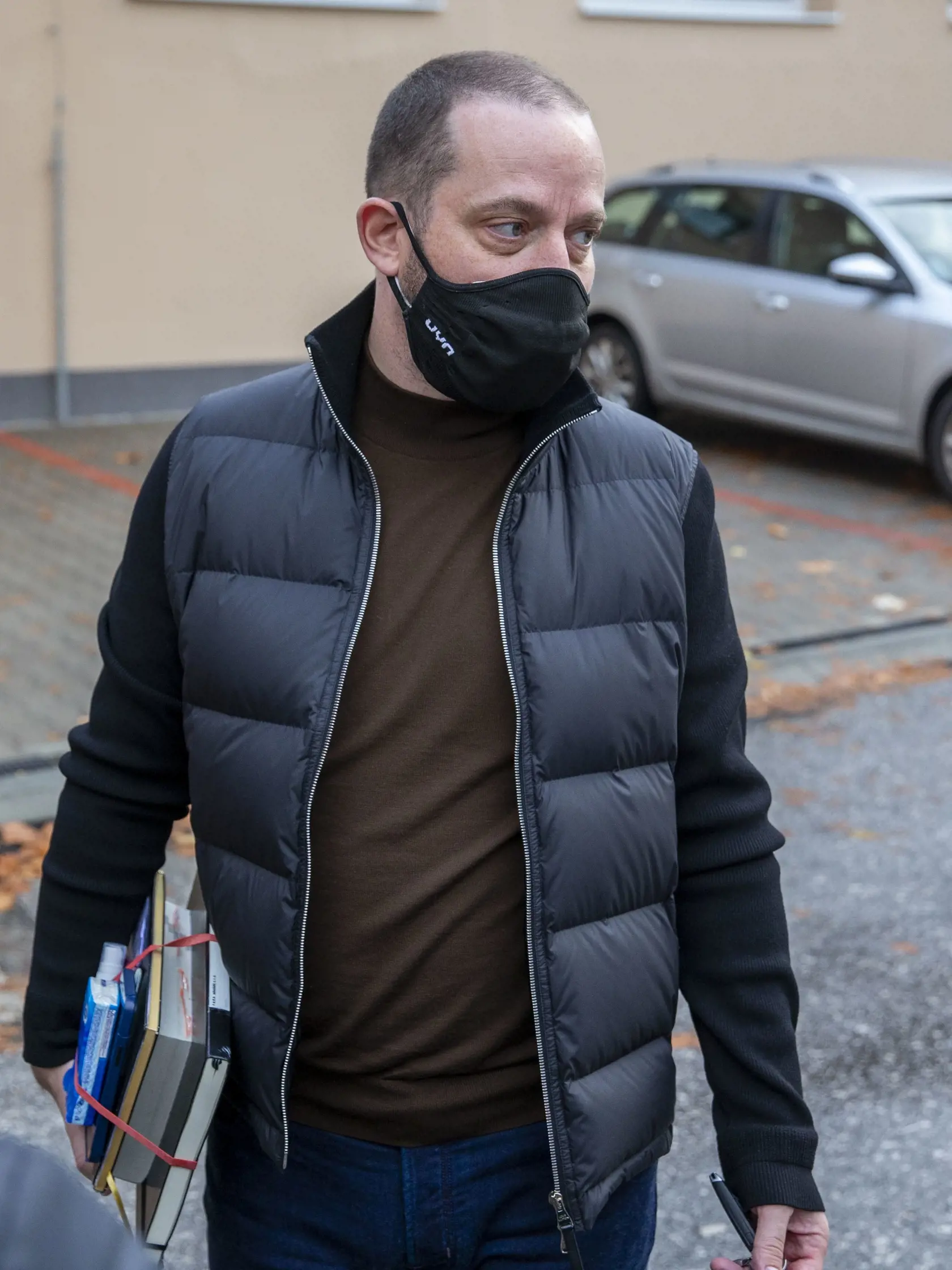 Na snímke je advokát Marek Para ako ide za svojim klientom Tiborom Gašparom. 