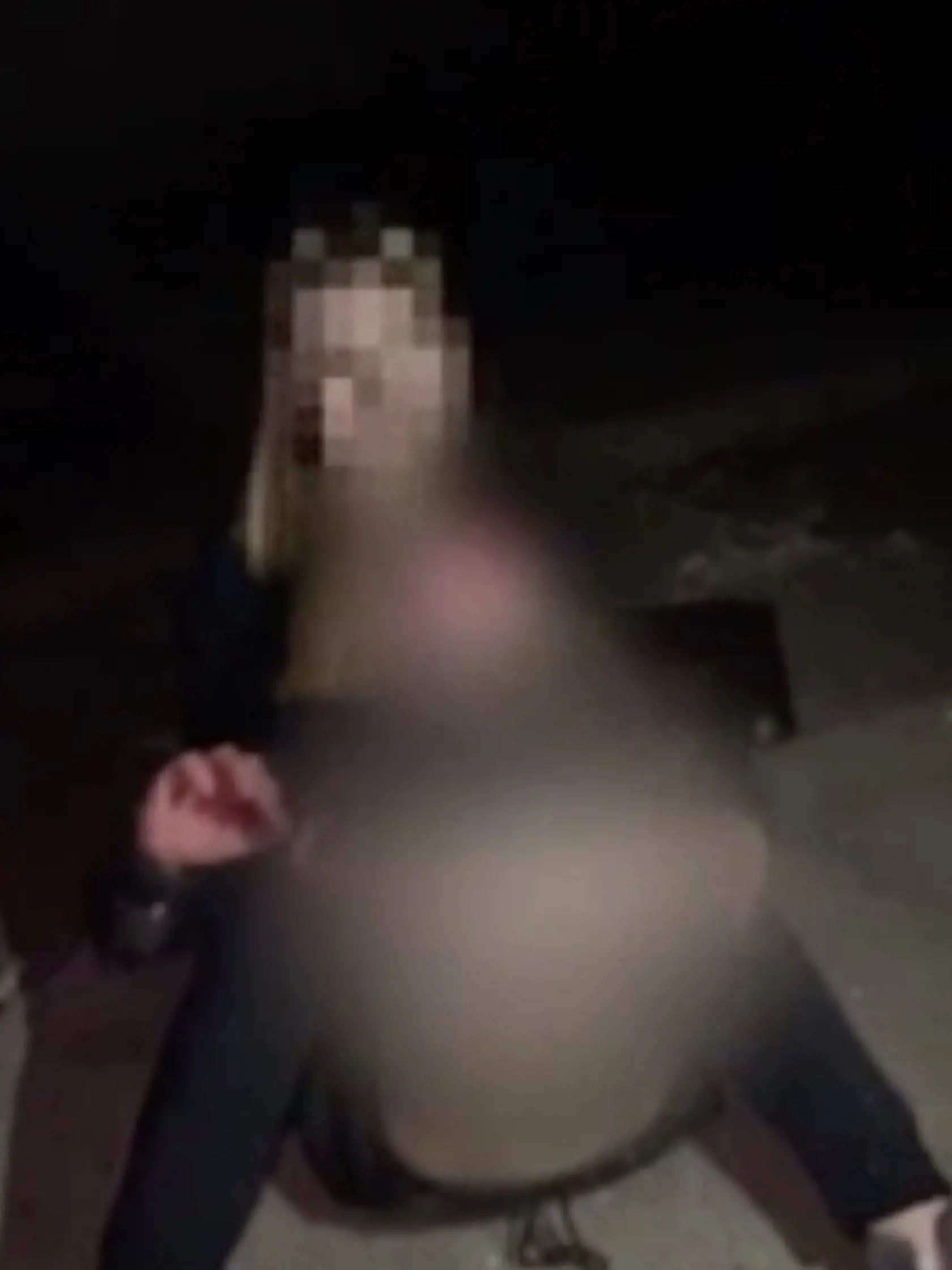 Do 11-ročného dievčaťa liali alkohol, bili ju a všetko si to nahrávali na mobil.