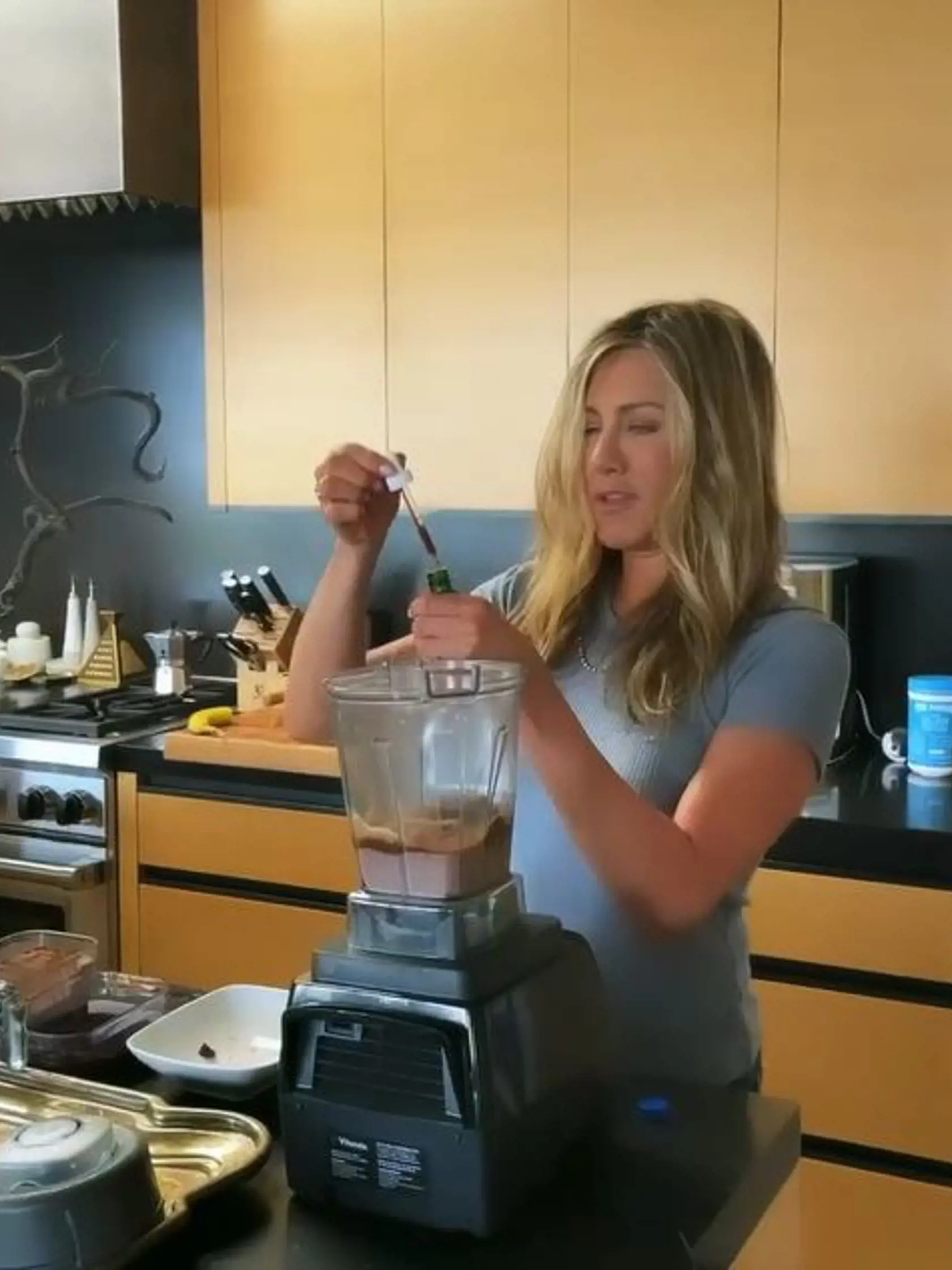 Ako správna "priateľka" sa však o svoj tajný recept na mladosť a krásu neváhala podeliť ani s fanúšikmi a zverejnila svoj obľúbený recept, ktorým začína svoj deň.