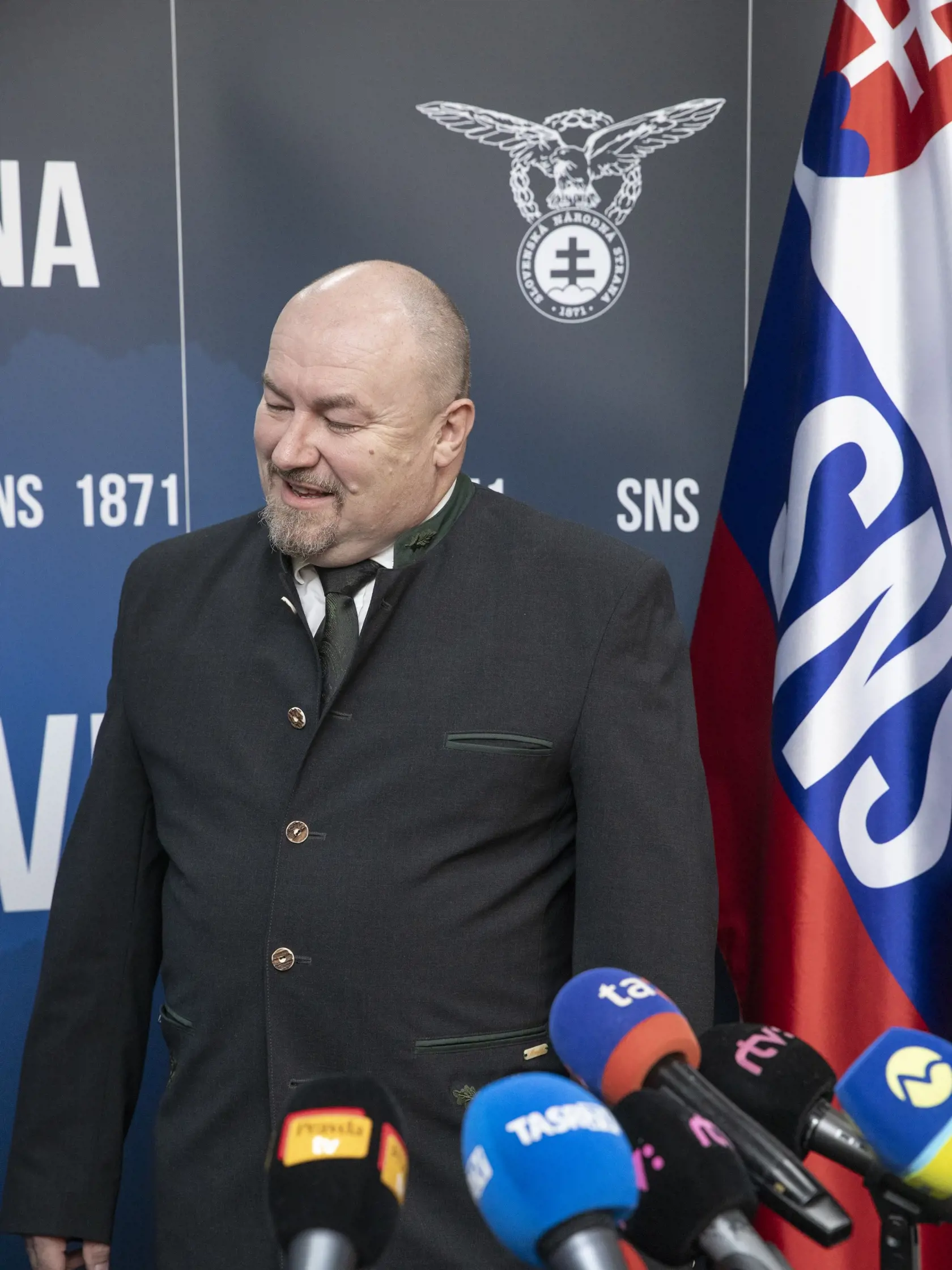 Parlamentné voľby na Slovensku. Volebná centrála Slovenskej národnej strany. Na snímke je starosta obce Očová  Rudolf Huliak.