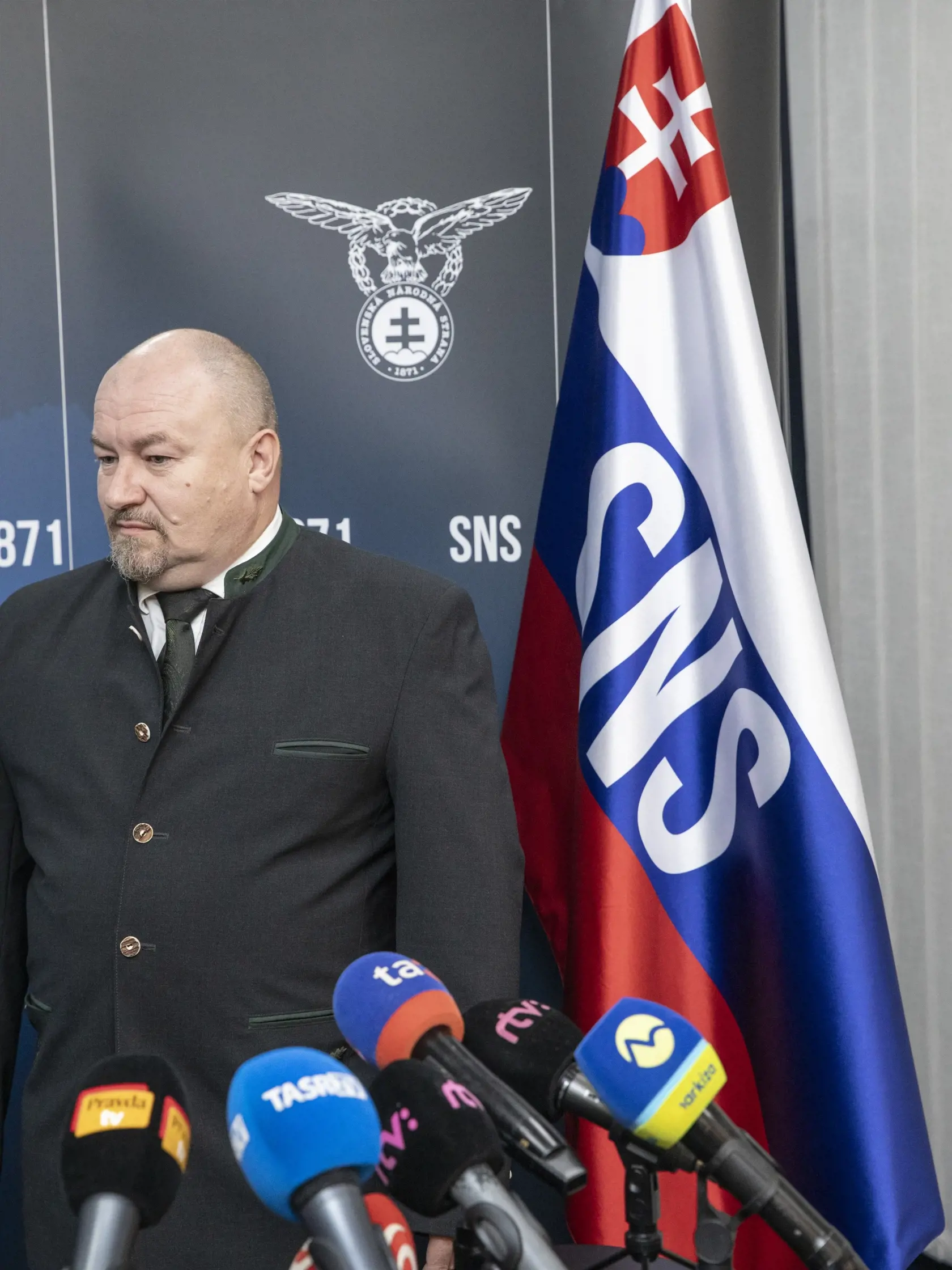 Parlamentné voľby na Slovensku. Volebná centrála Slovenskej národnej strany. Na snímke je starosta obce Očová  Rudolf Huliak.