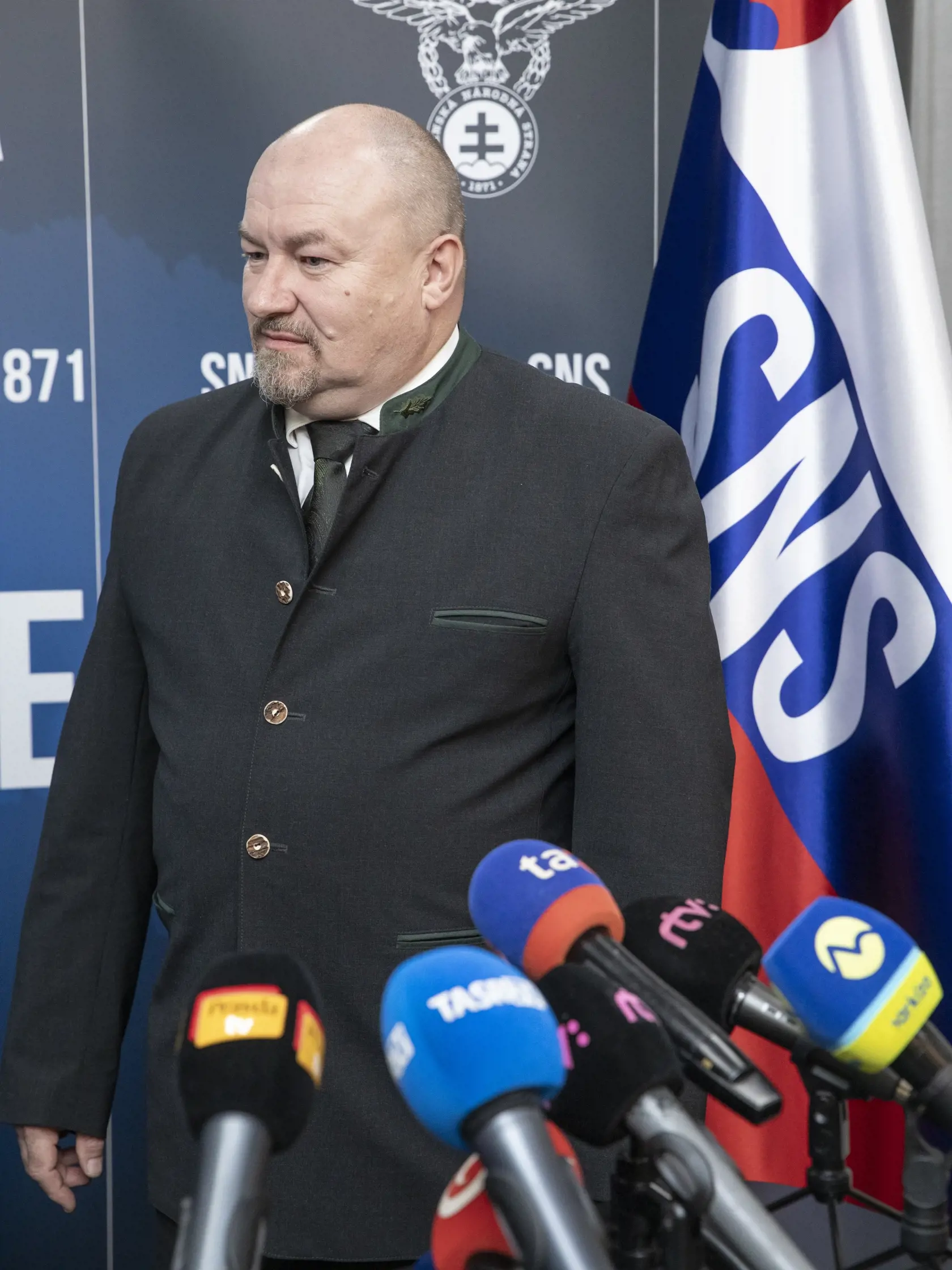 Parlamentné voľby na Slovensku. Volebná centrála Slovenskej národnej strany. Na snímke je starosta obce Očová  Rudolf Huliak.
