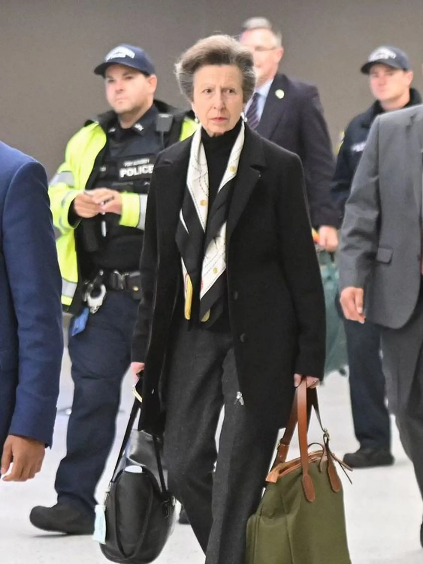 Darmo, princezná vyzerá pekne a dôstojne aj s cestovnými taškami. Fotografi ju zastihli na londýnskom letisku po prílete z USA.