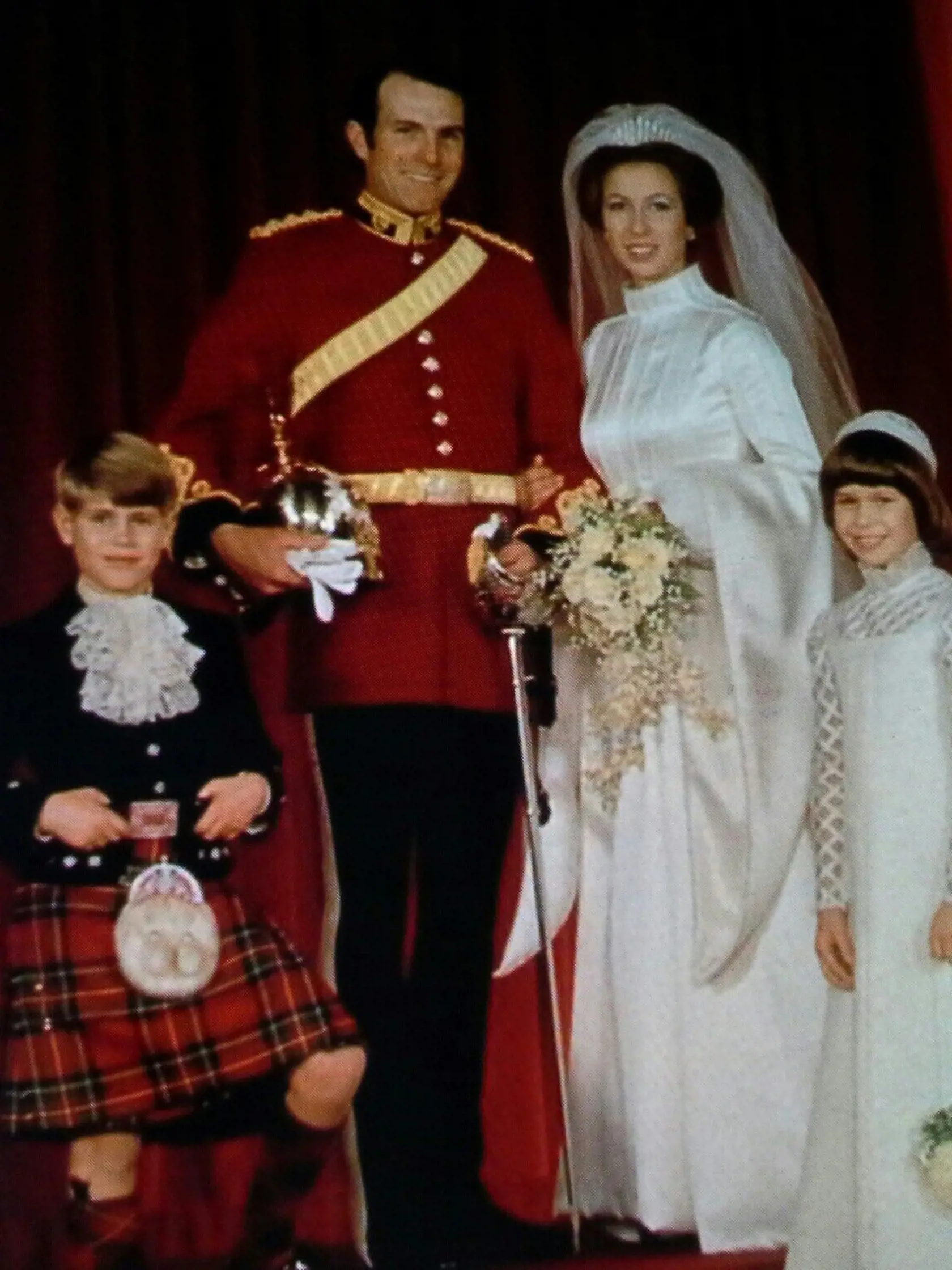 Prvá svadba princeznej s Markom Phillipsom. Pár pôsobí veľmi pekne, on v uniforme, ona v bielych šatách so zvláštne strihanými rukávmi. Účes je prispôsobený nie celkom klasickému závoju.