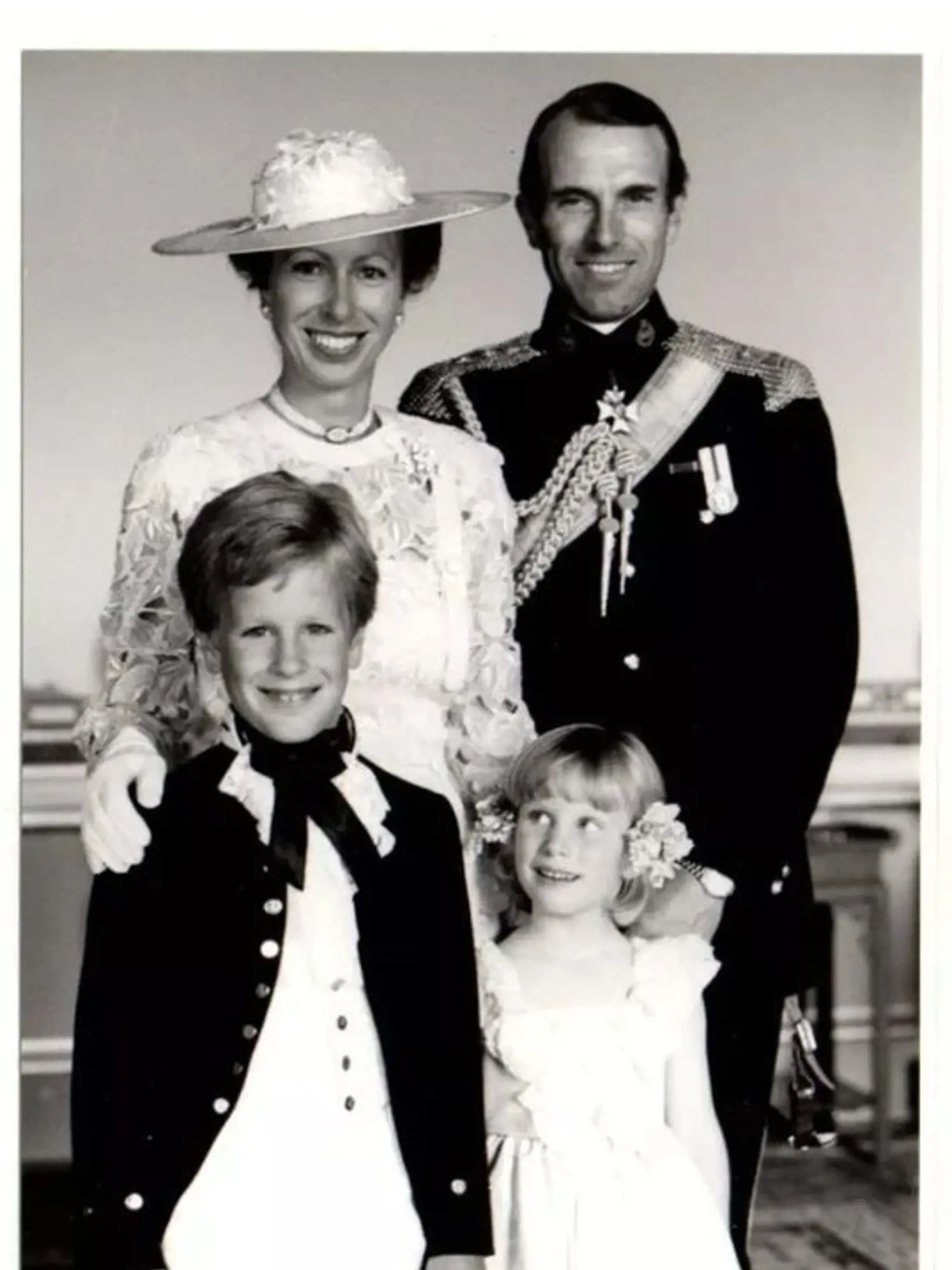 Nádherné rodinné foto princeznej s manželom i deťmi. Anne v tomto klobúku a šatách vyzerá veľmi romanticky.